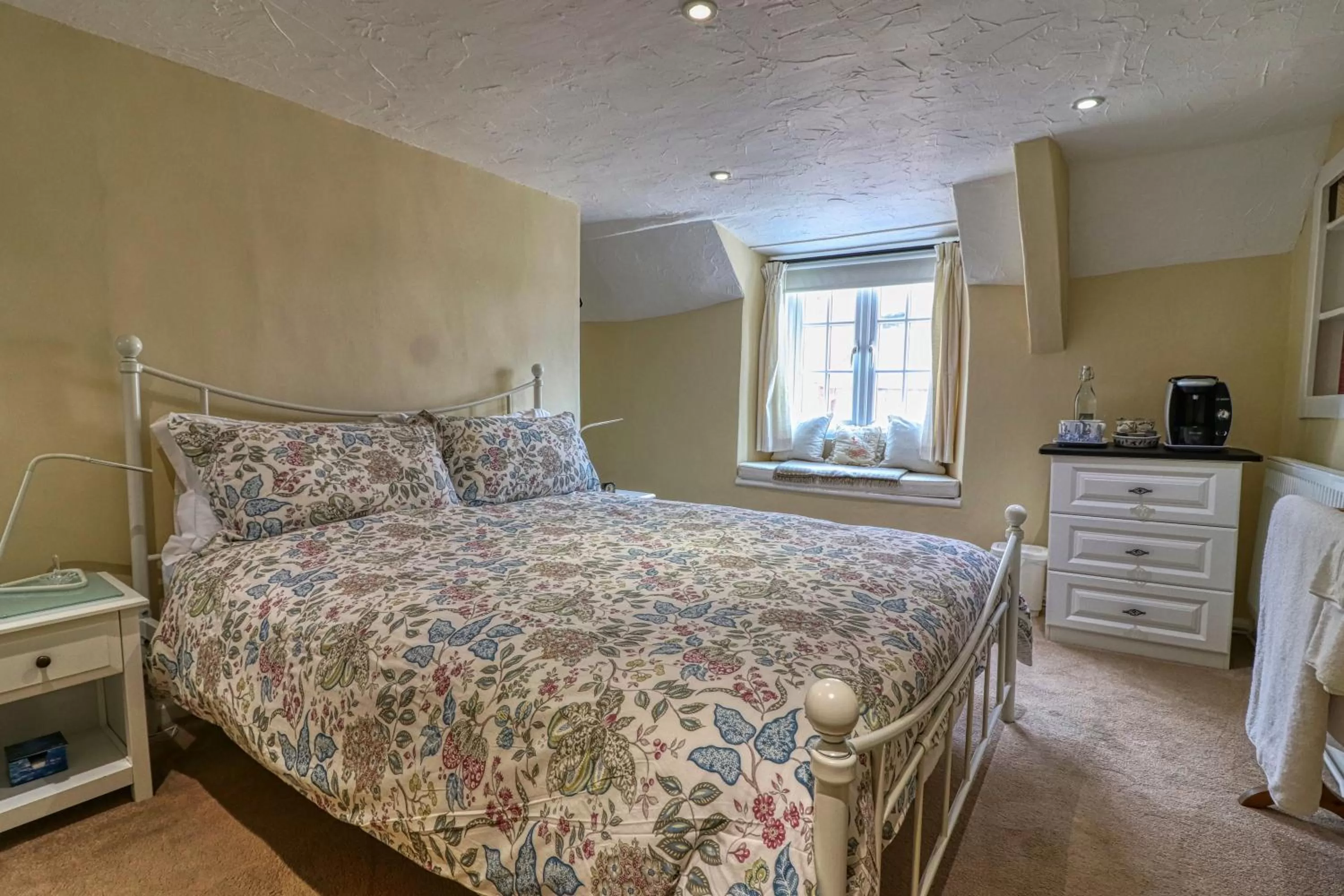 Bedroom, Bed in The Old Bookshop