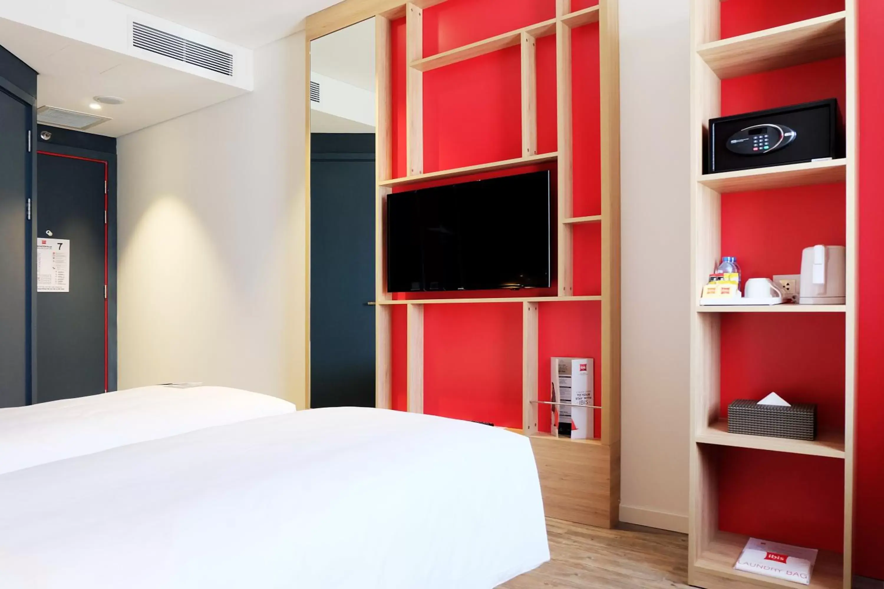 Bedroom, TV/Entertainment Center in Ibis Saigon Airport