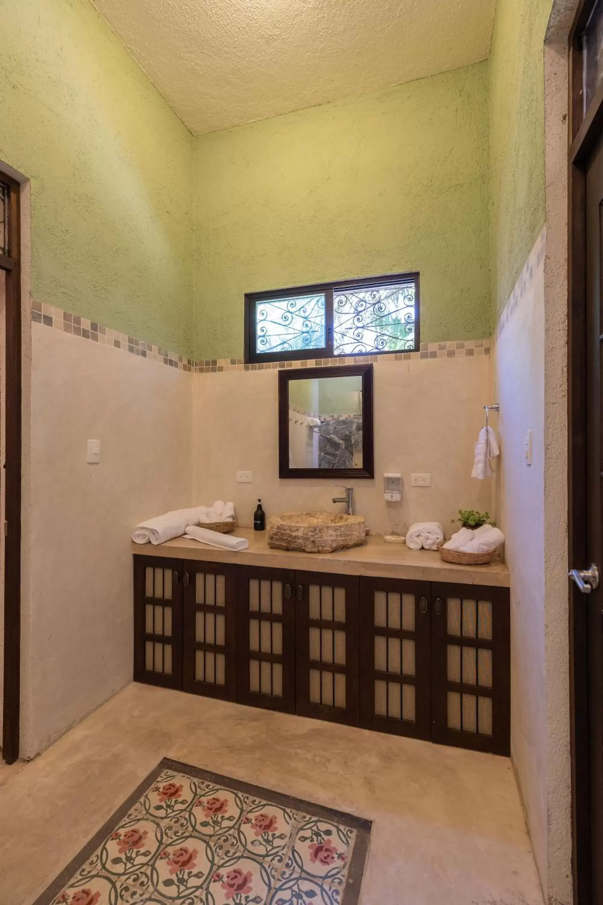 Toilet, Bathroom in Casa Dos Lirios Hotel Boutique