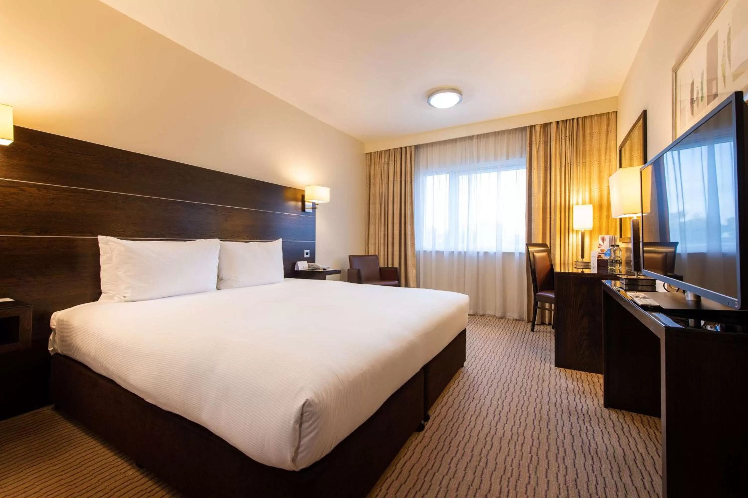Bed in DoubleTree by Hilton London Heathrow Airport