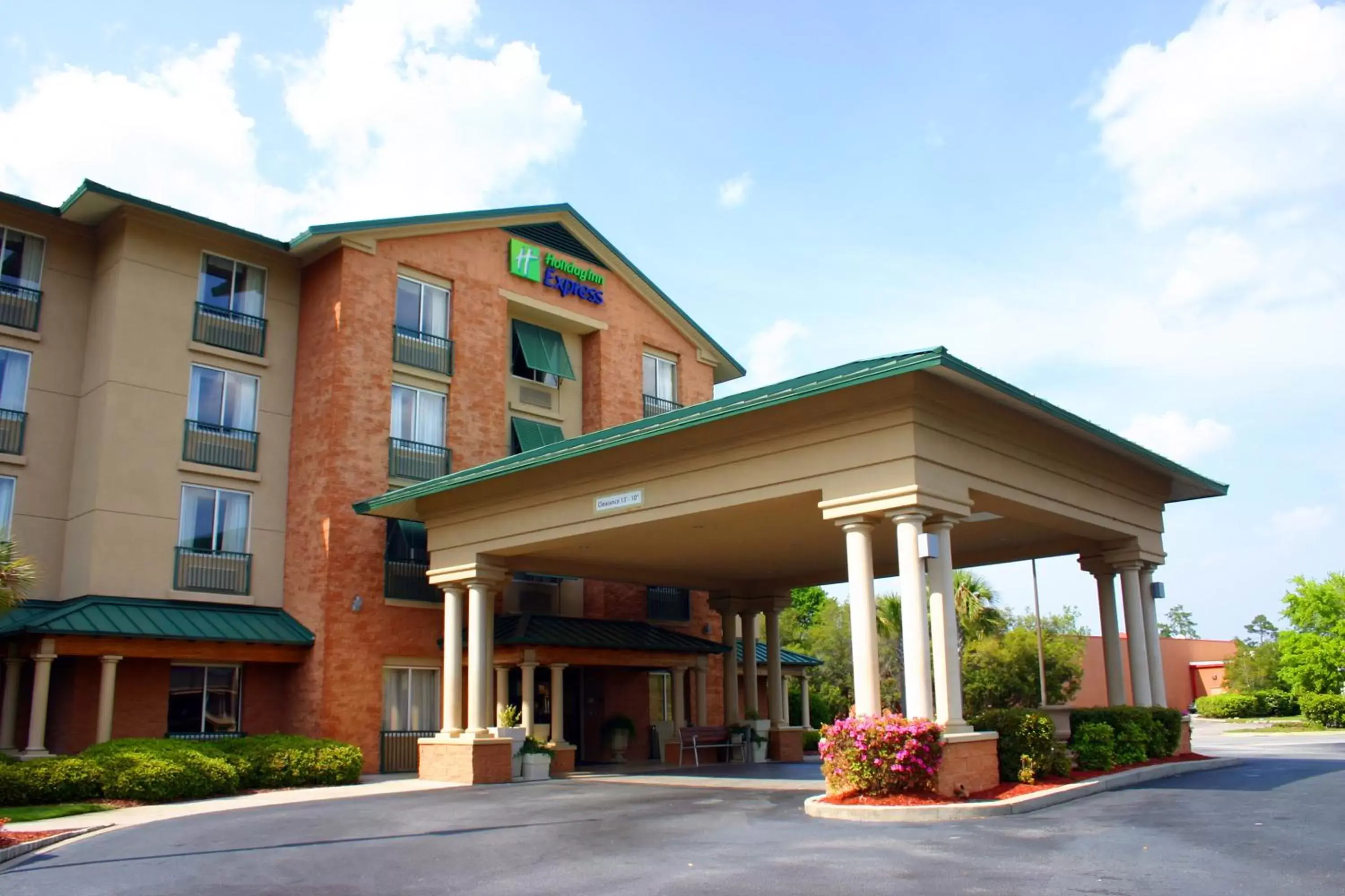 Property Building in Holiday Inn Express Hotel & Suites Bluffton at Hilton Head Area, an IHG Hotel