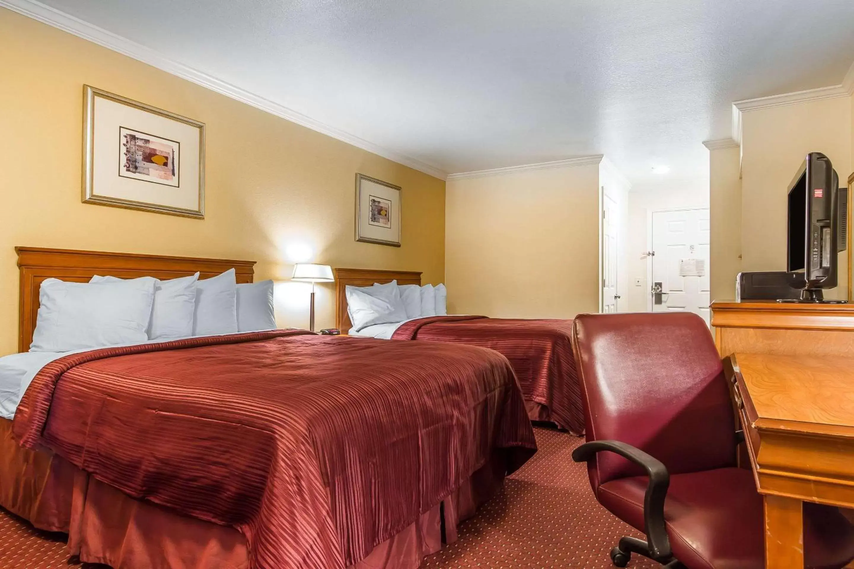 Photo of the whole room, Bed in Quality Inn & Suites Gilroy