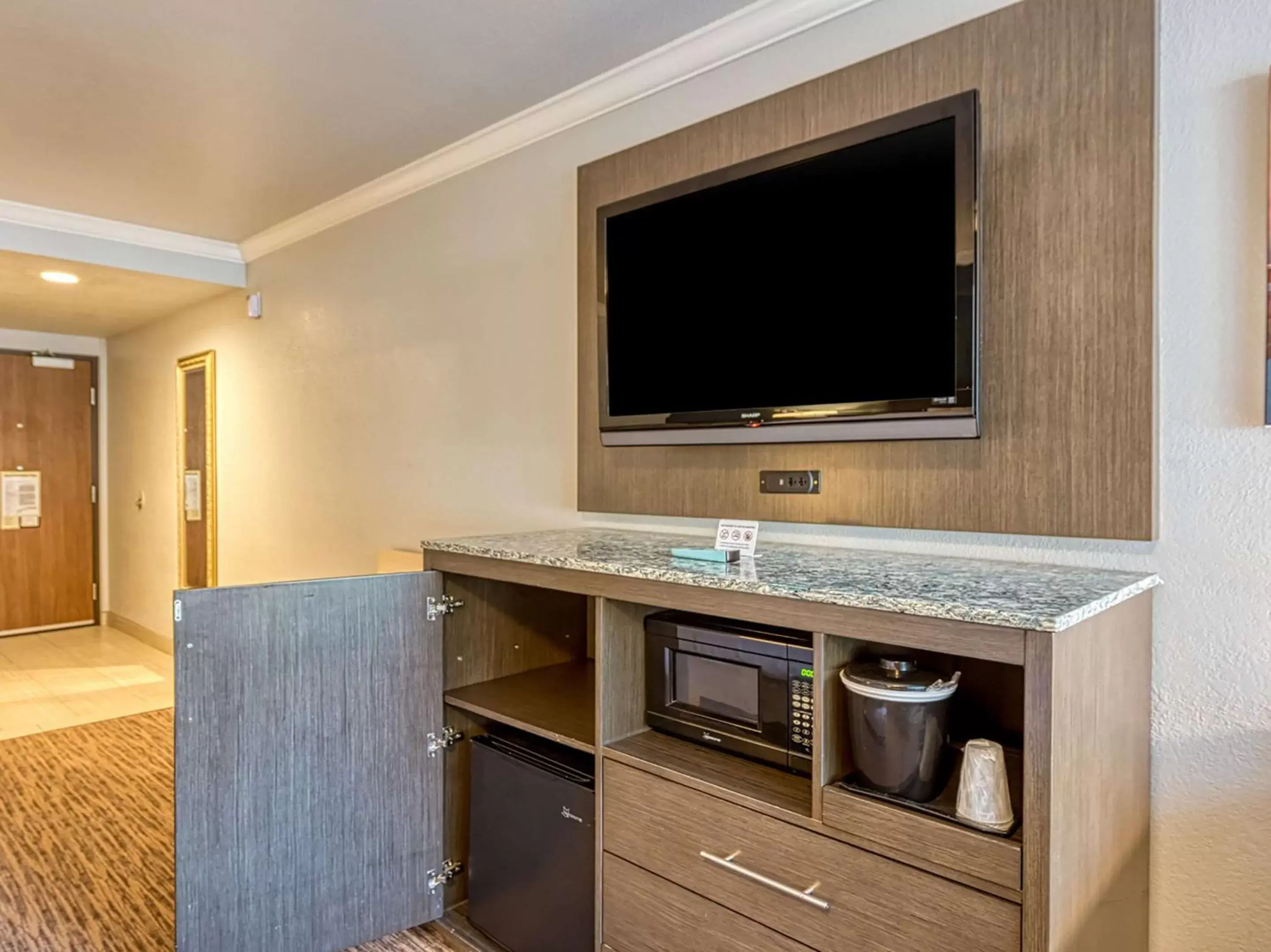 Photo of the whole room, TV/Entertainment Center in Amanzi Hotel, Ascend Hotel Collection