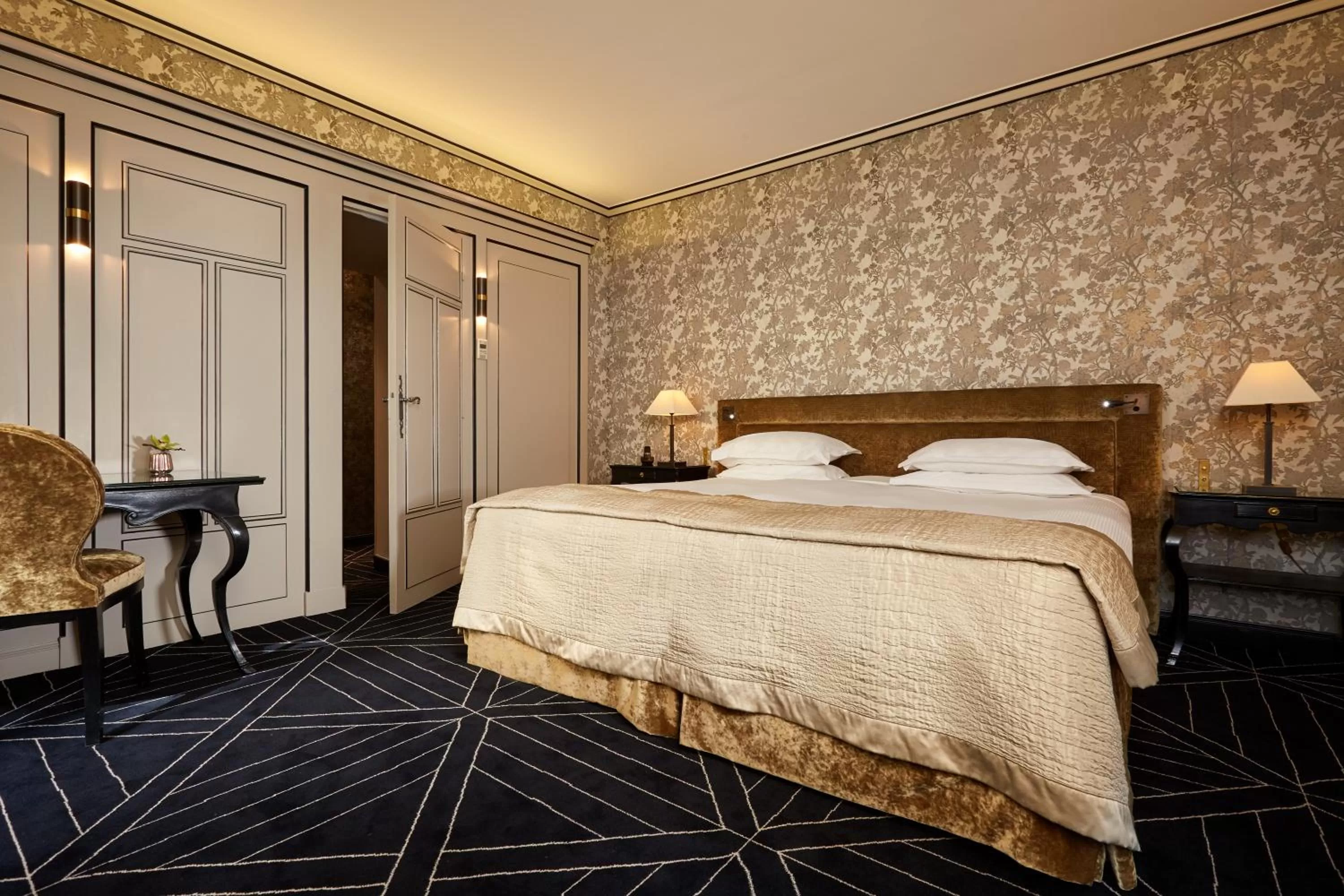 Photo of the whole room, Bed in Le Pavillon de la Reine & Spa, Place des Vosges