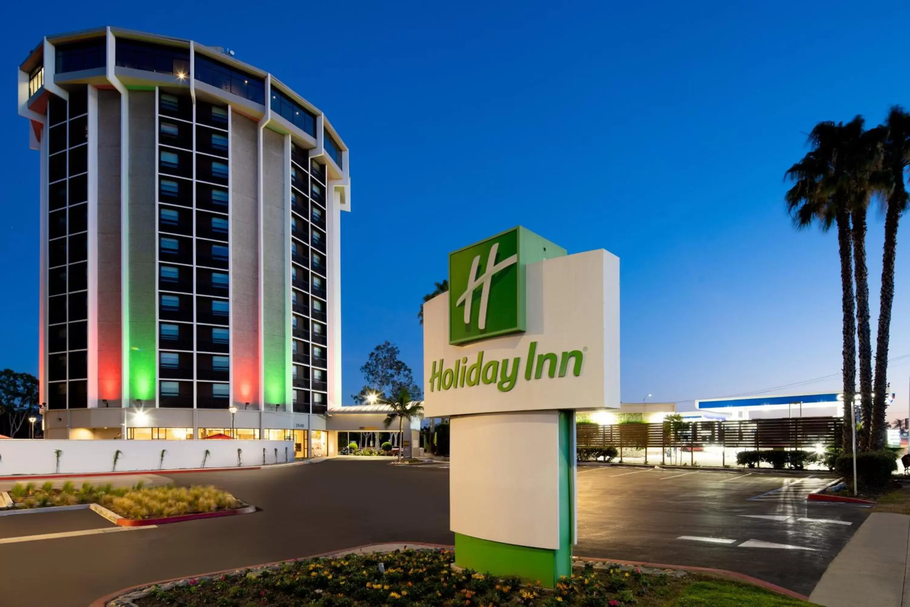 Property building in Holiday Inn Long Beach - Airport, an IHG Hotel