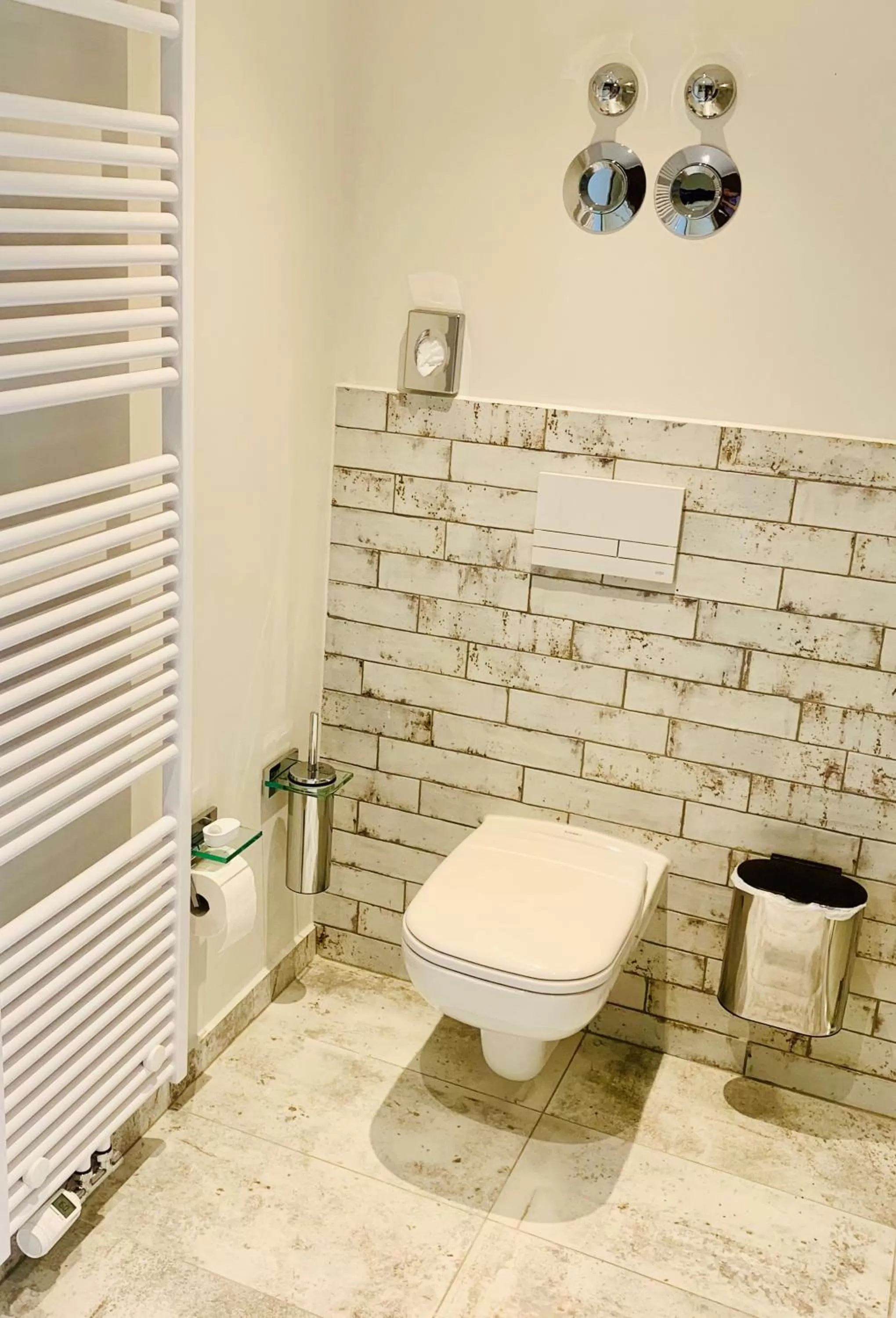 Bathroom in BESOTEL Mettmann