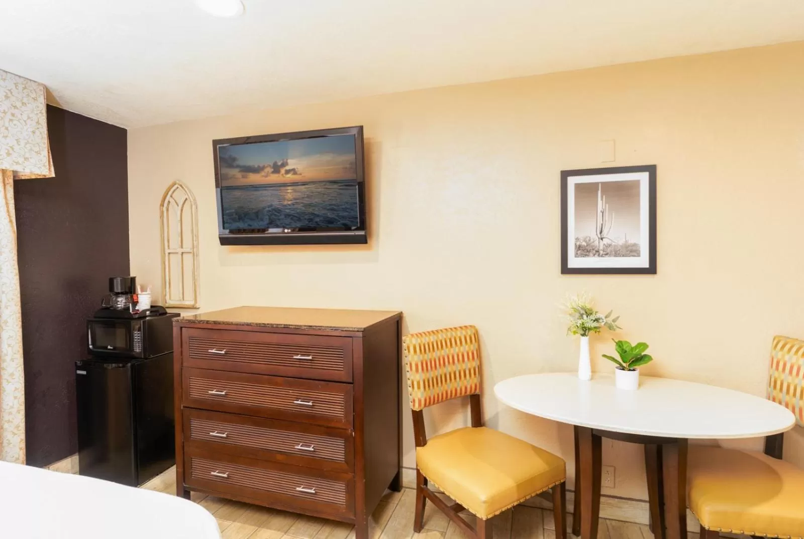 Bedroom, TV/Entertainment Center in Hotel Baja San Diego