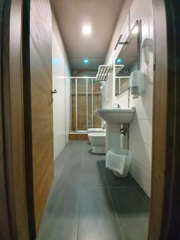 Bathroom in Dannunziano Aparthotel