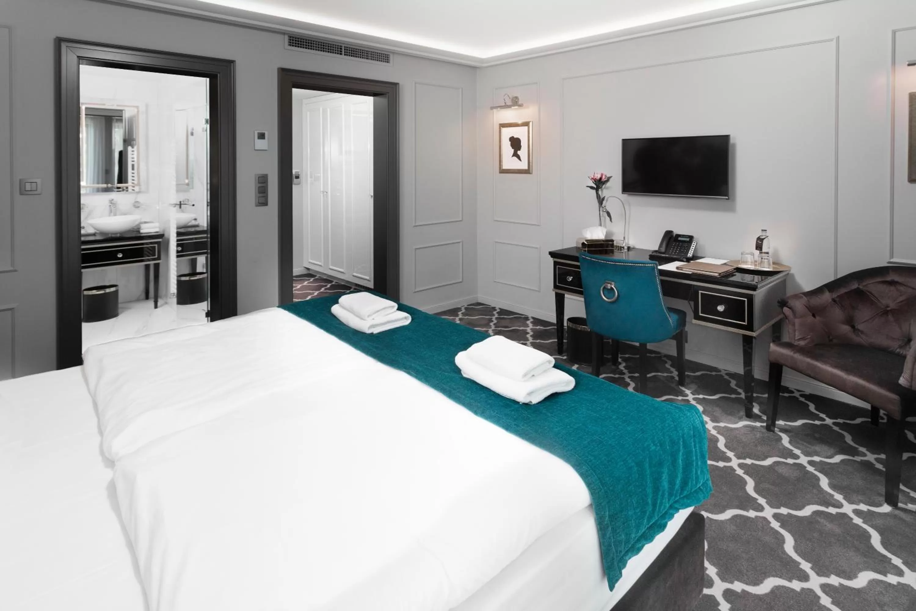 Photo of the whole room, Bed in Hotel Golden Key, 4 Stars Superior