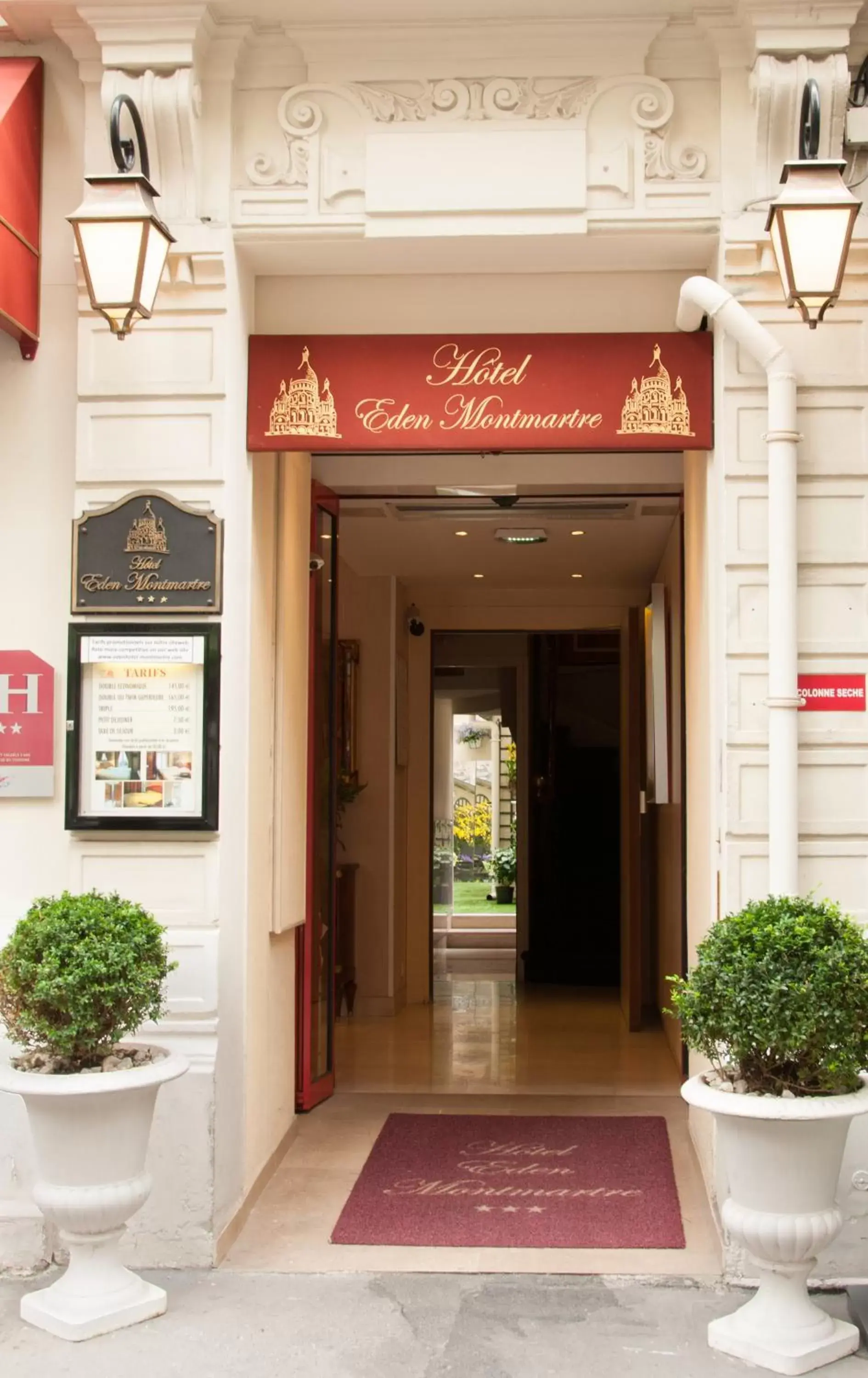 Facade/entrance in Hotel Eden Montmartre