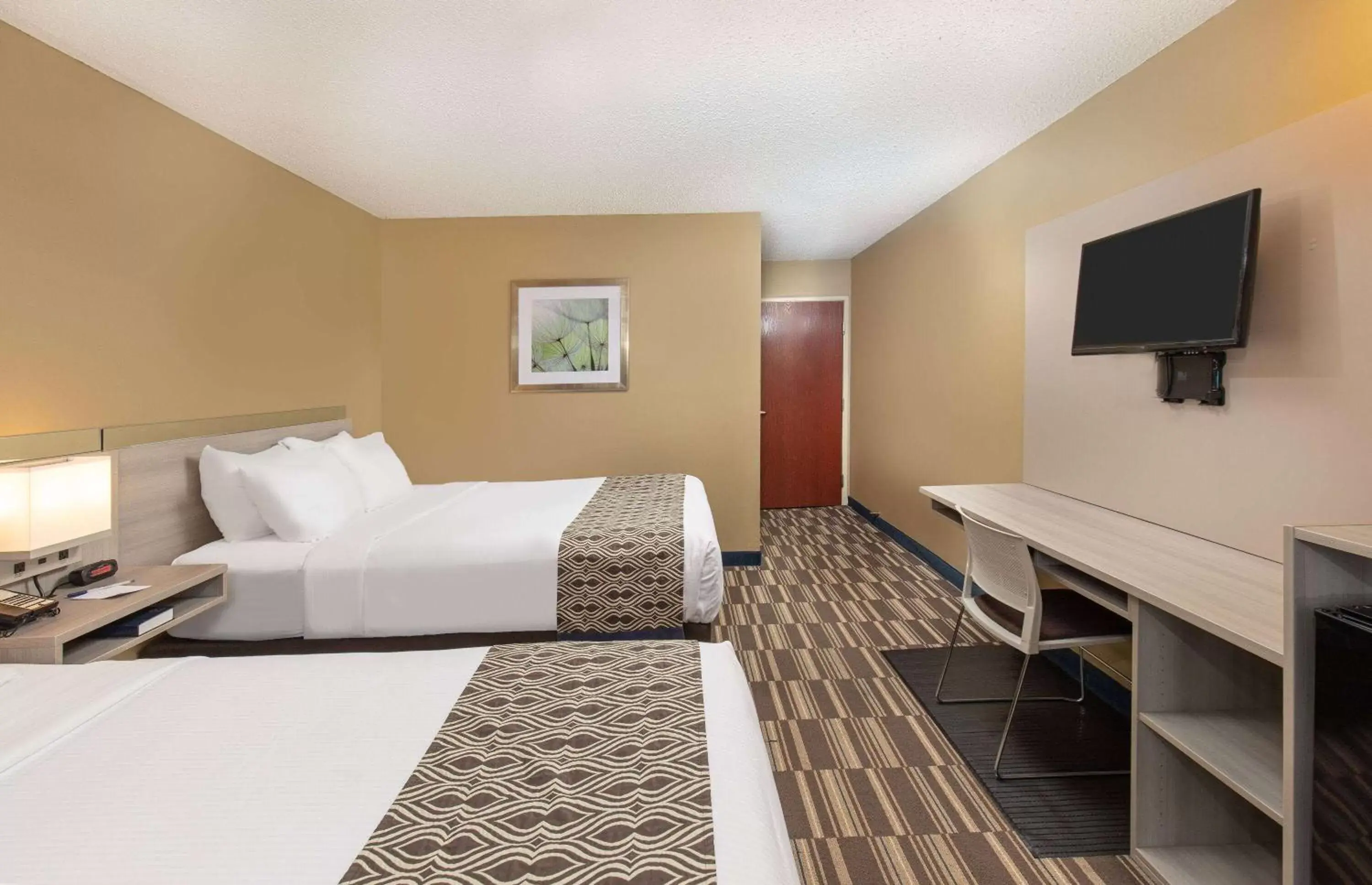 Photo of the whole room, Bed in Microtel Inn & Suites by Wyndham Dry Ridge