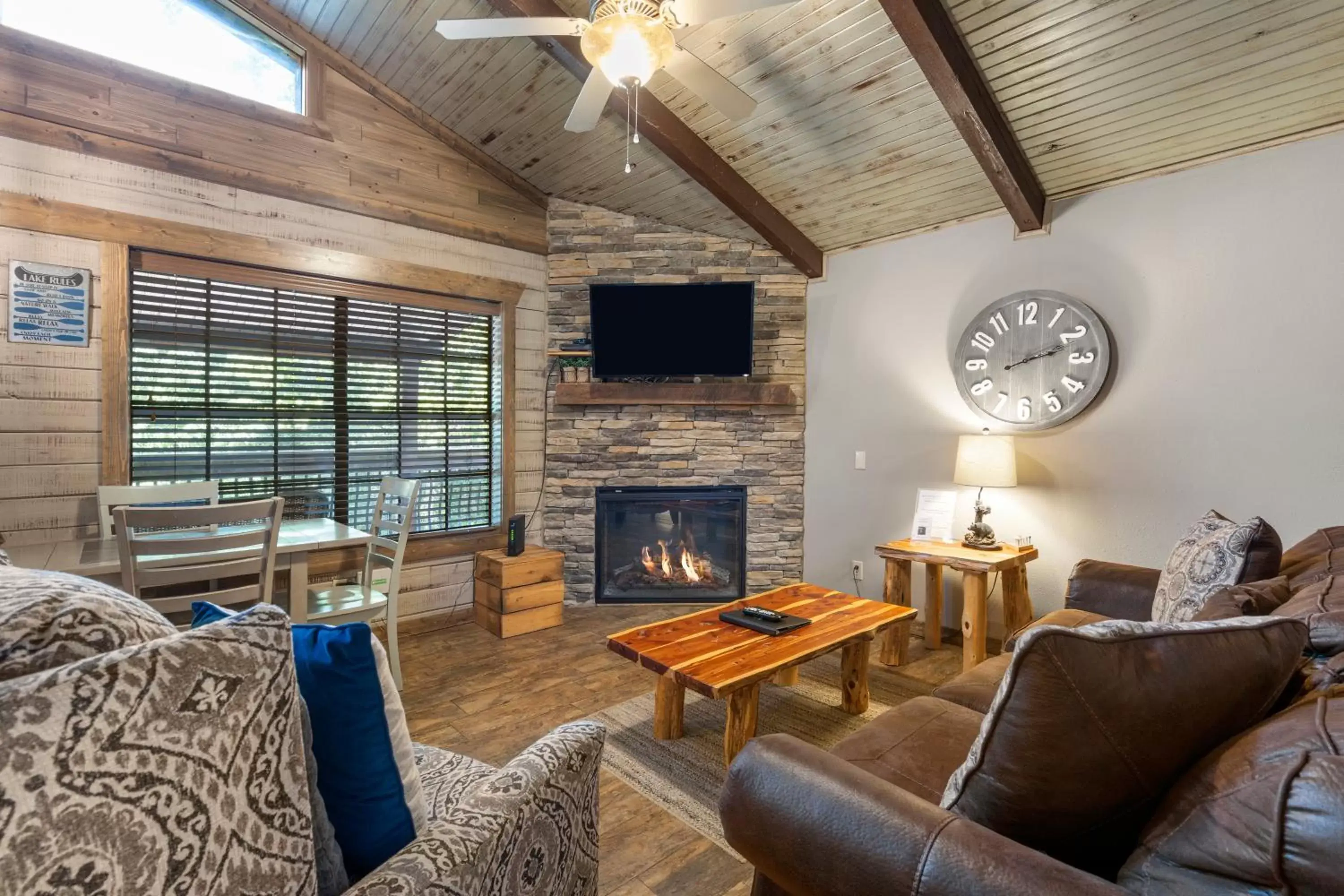 Living room, Seating Area in Table Rock Resorts at Indian Point