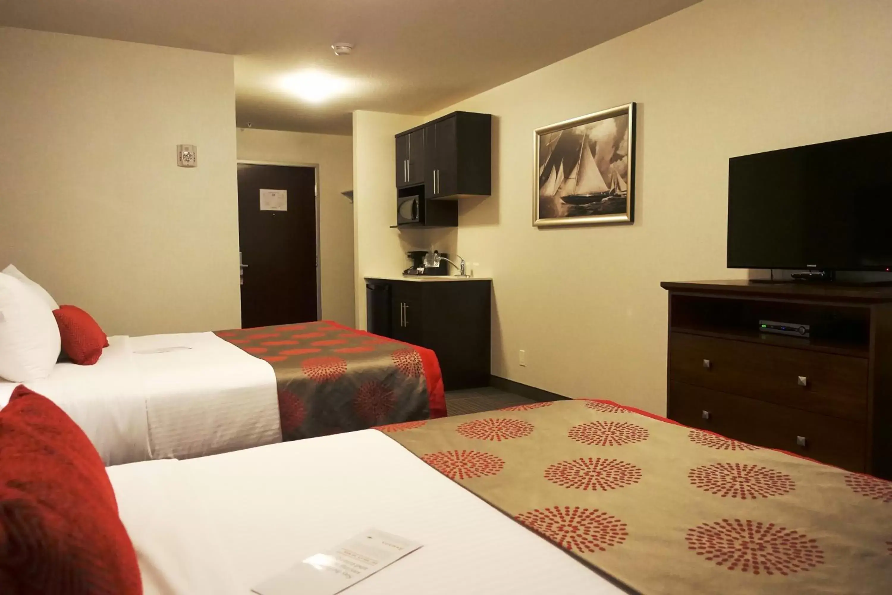 Photo of the whole room, Bed in Ramada by Wyndham Moose Jaw