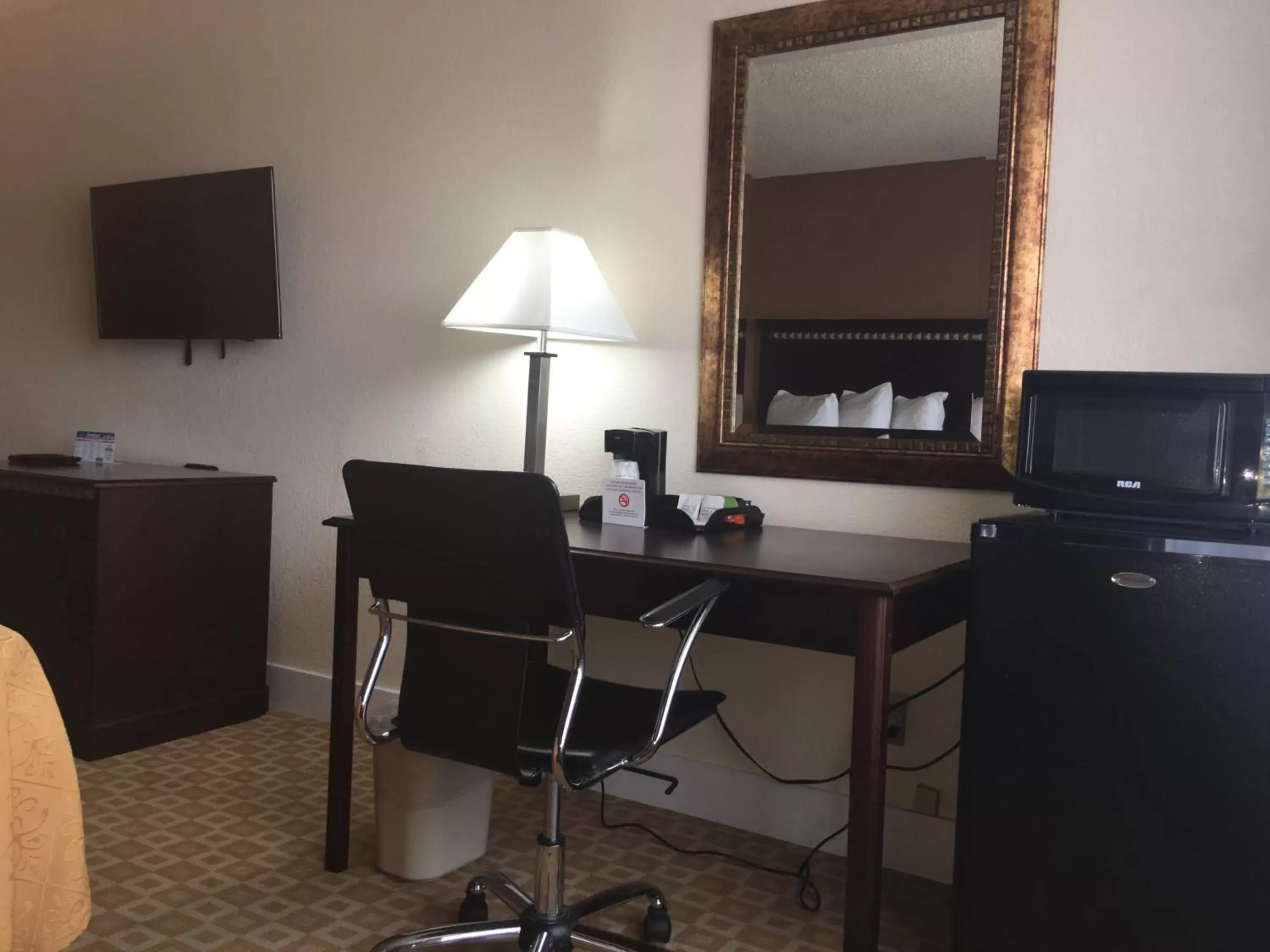 Double Room with Two Double Beds - Mobility Access/Non-Smoking in Days Inn by Wyndham Sherman Double Room with Two Double Beds - Mobility Access/Non-Smoking in Days Inn by Wyndham Sherman