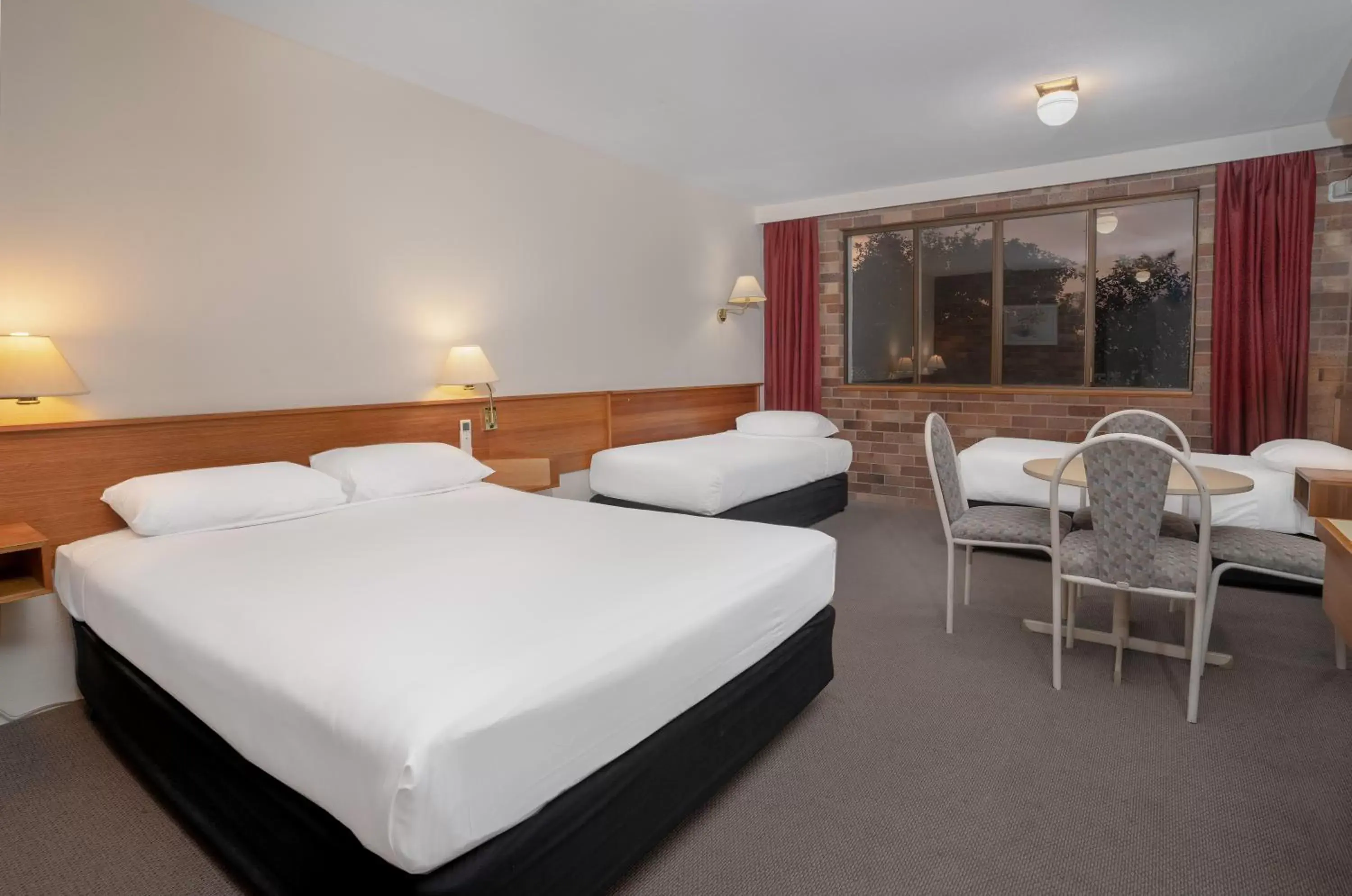 Bed in All Seasons Motel Armidale