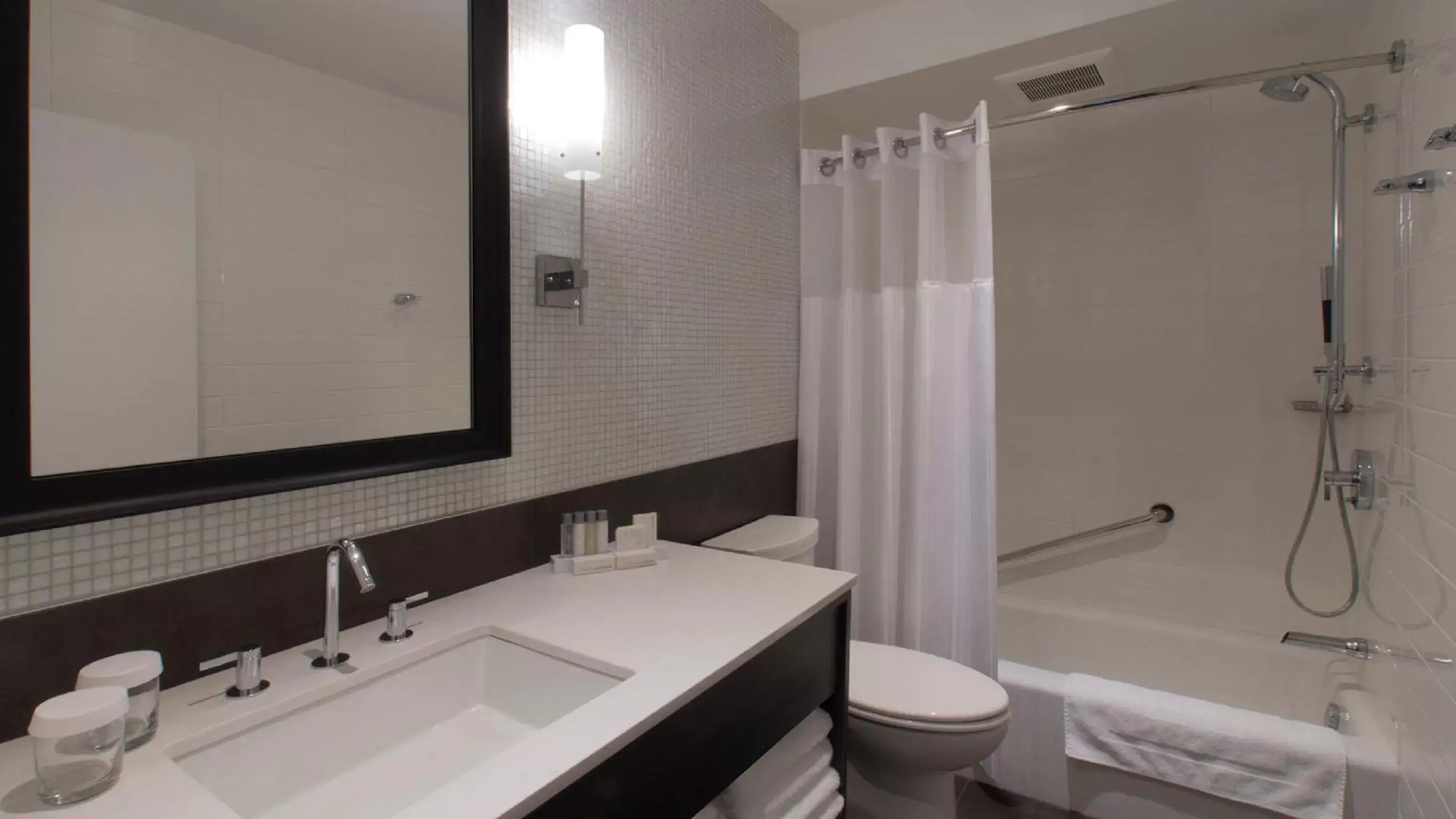 Bathroom in Hotel Manoir Victoria Bathroom in Hotel Manoir Victoria