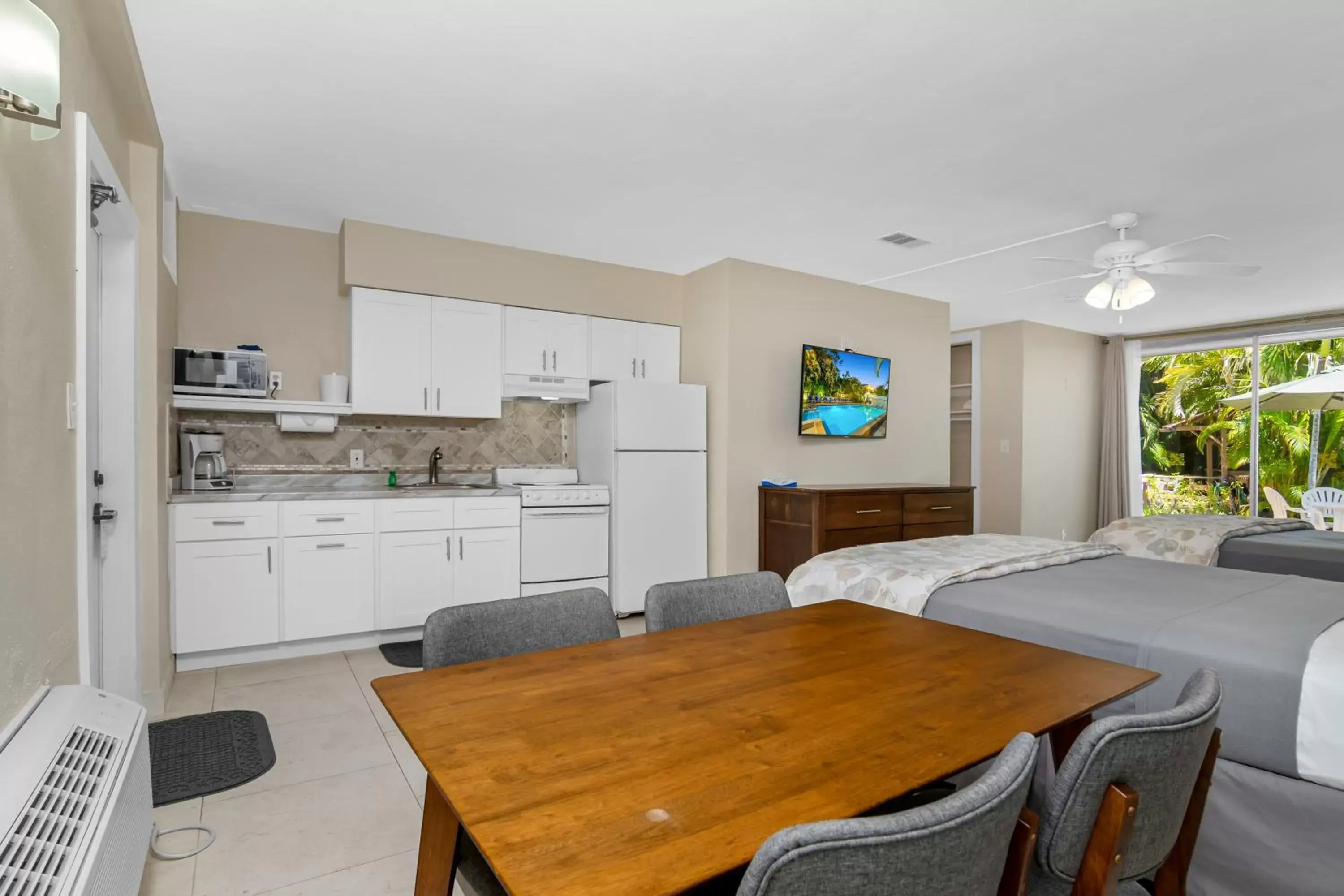 Kitchen or kitchenette, Dining Area in The Fairways Inn of Naples