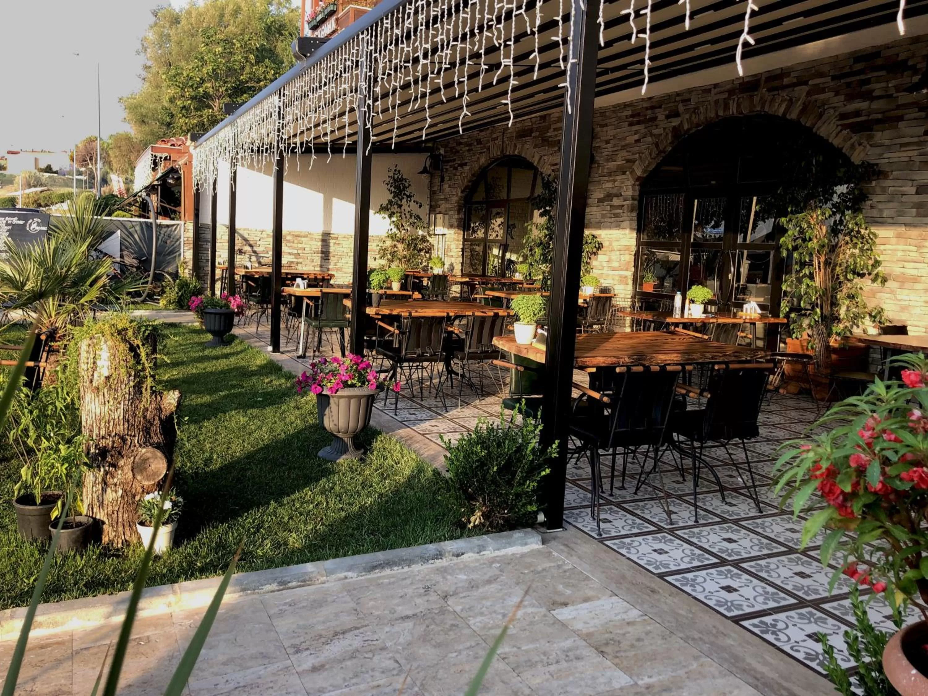 Patio in 8 Rooms Hotel