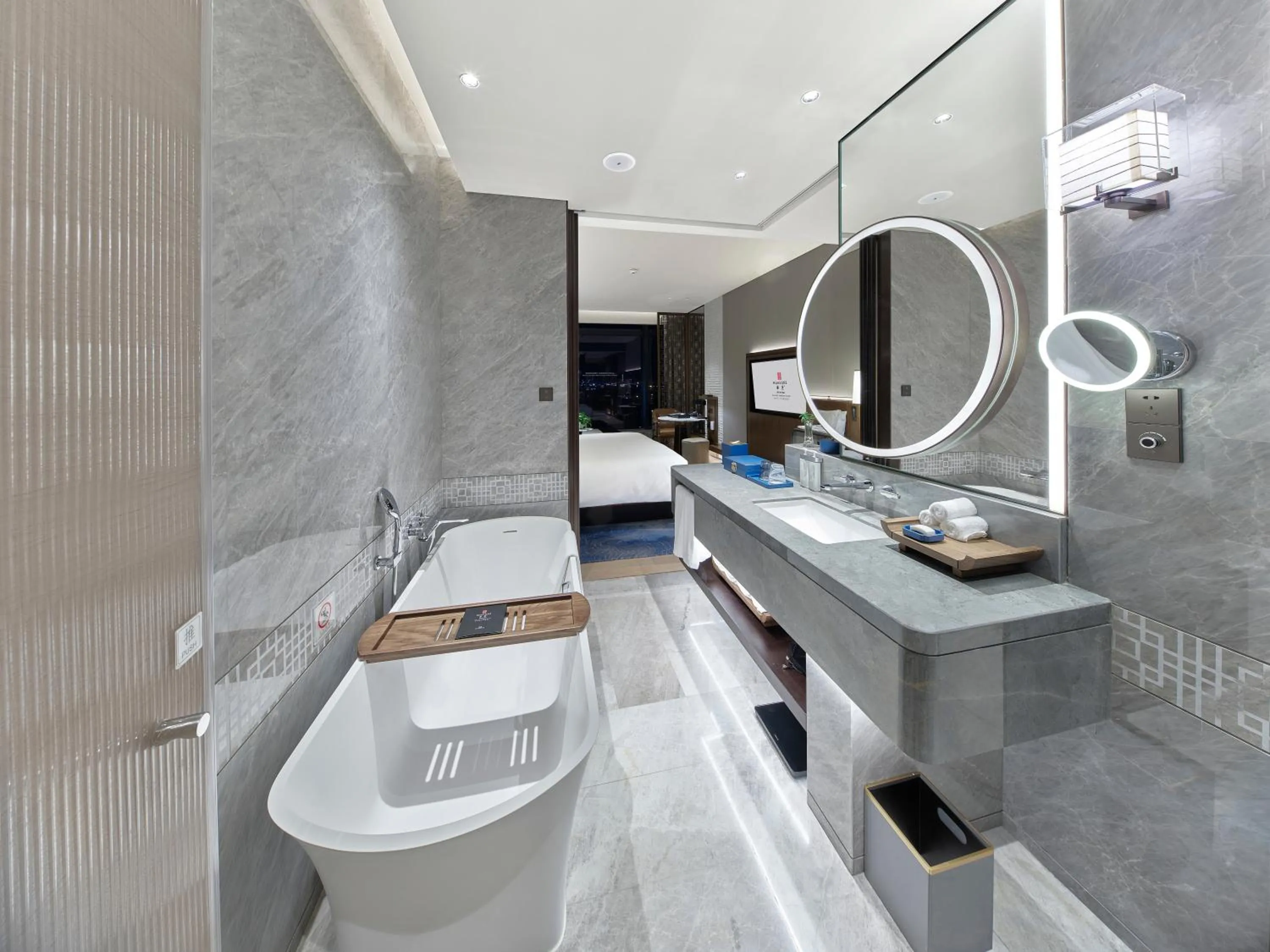 Photo of the whole room in HUALUXE Nanjing Yangtze River