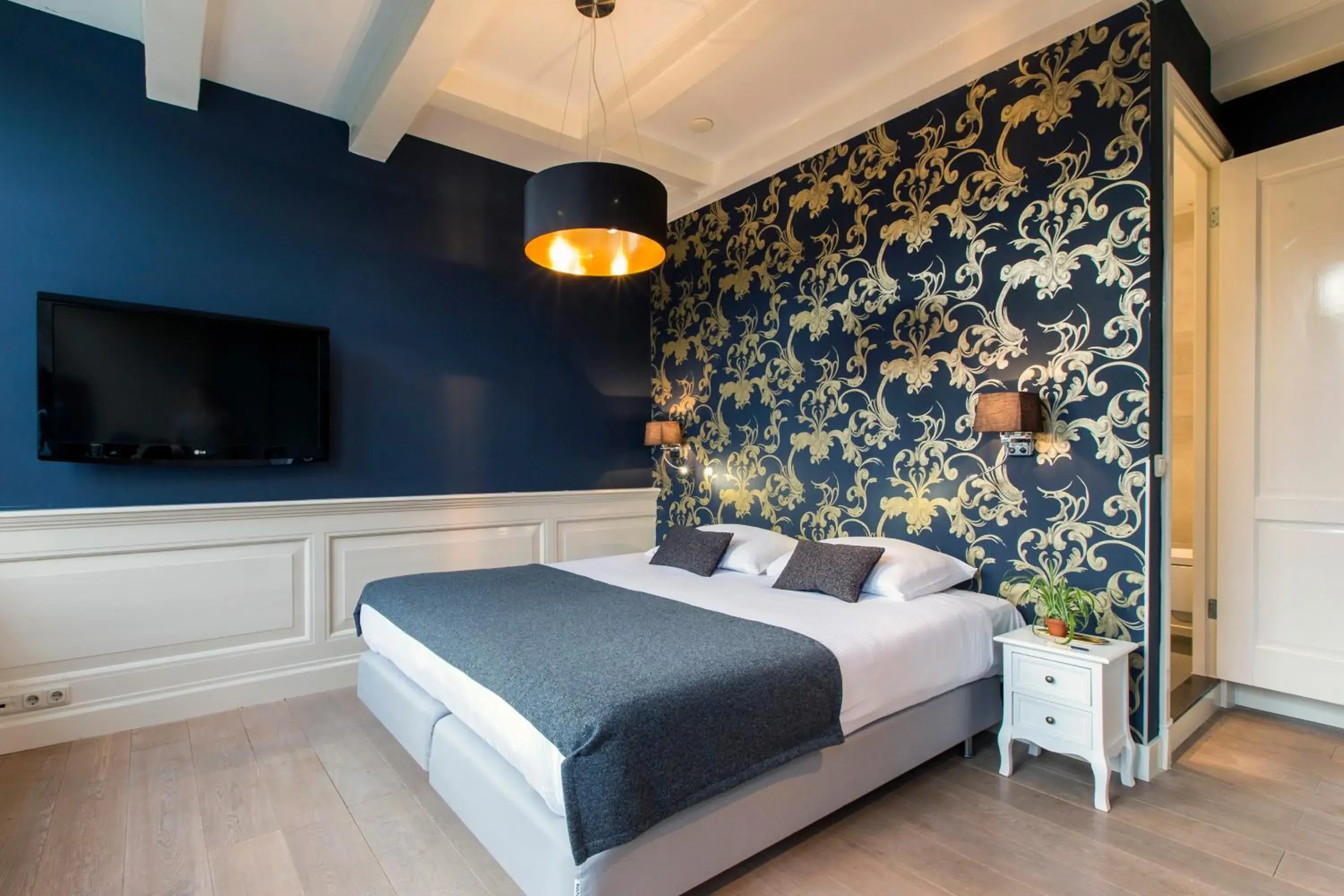 Bedroom, Bed in Grand Canal Boutique Hotel