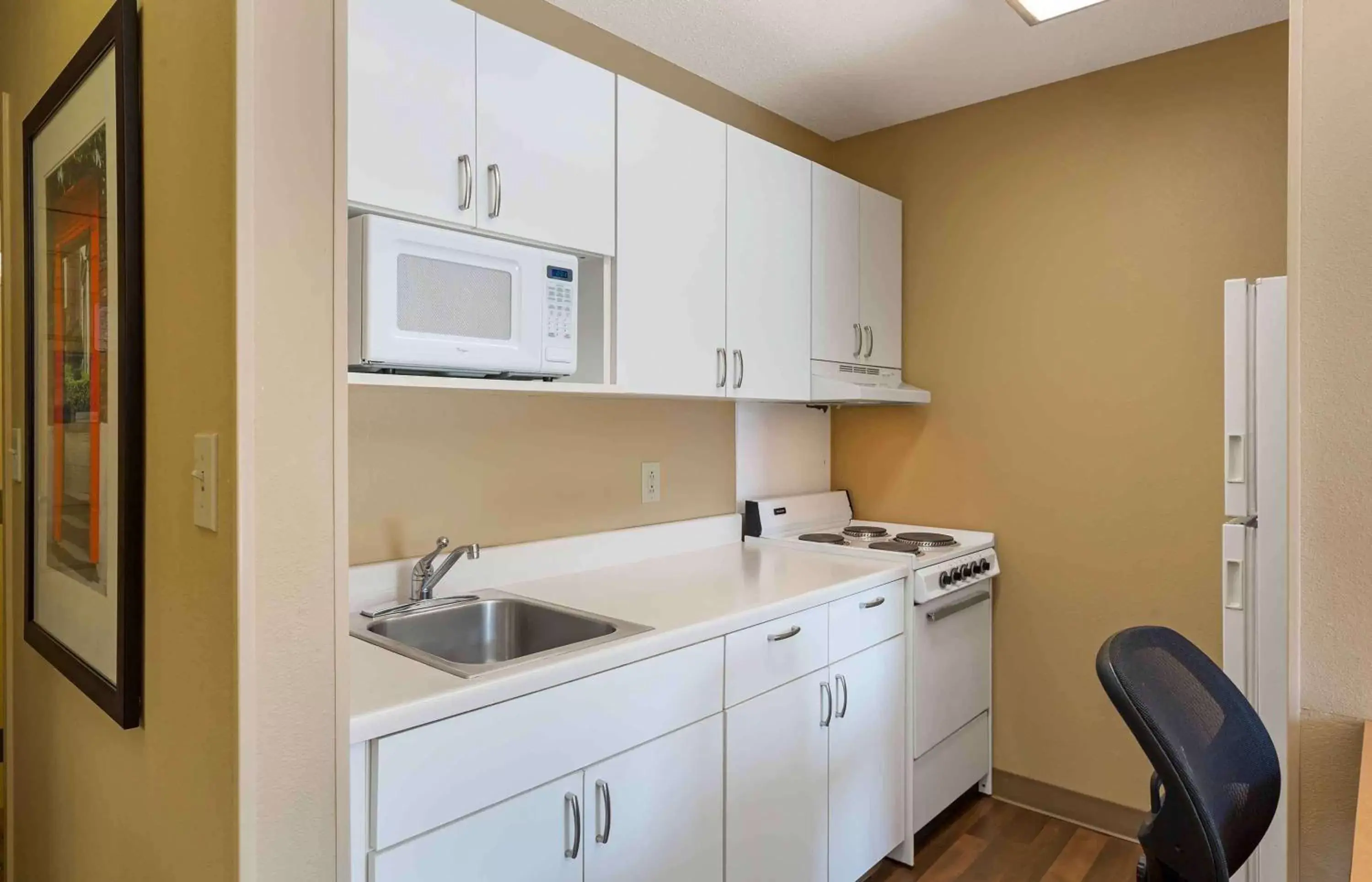 Bedroom, Kitchen/Kitchenette in Extended Stay America Suites - Hartford - Farmington