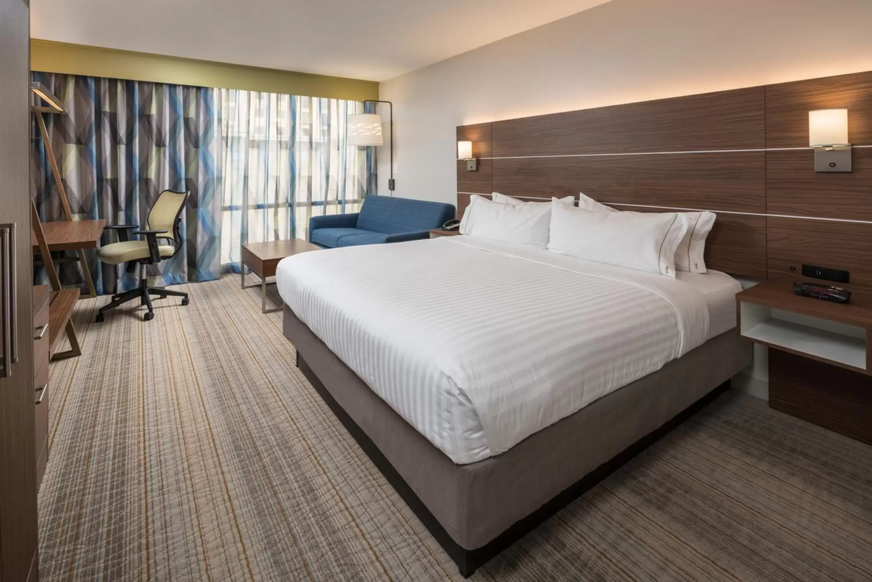 Bedroom, Bed in Holiday Inn Express & Suites Springfield, an IHG Hotel
