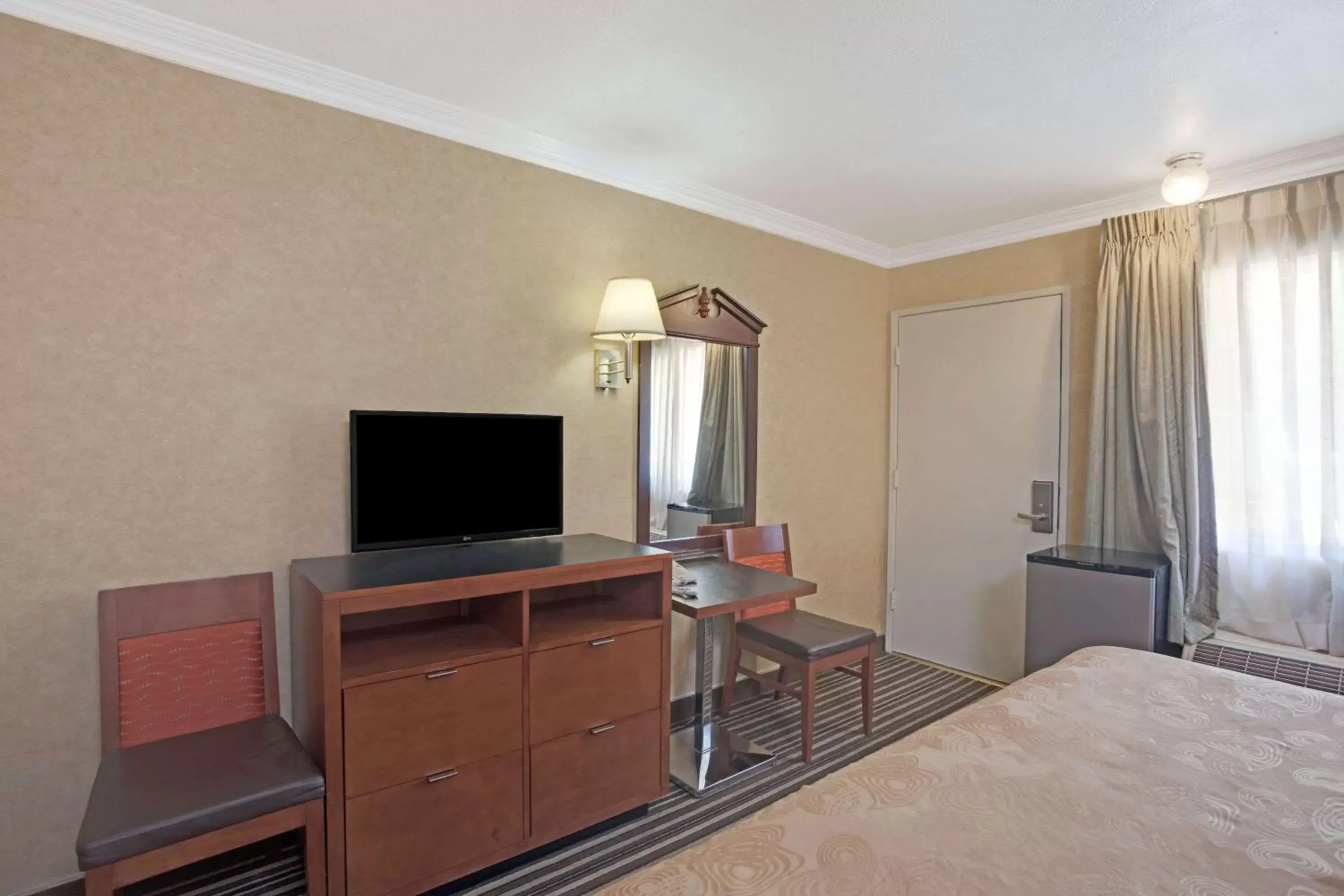 Photo of the whole room, Bed in Buena Park Inn Photo of the whole room, Bed in Buena Park Inn