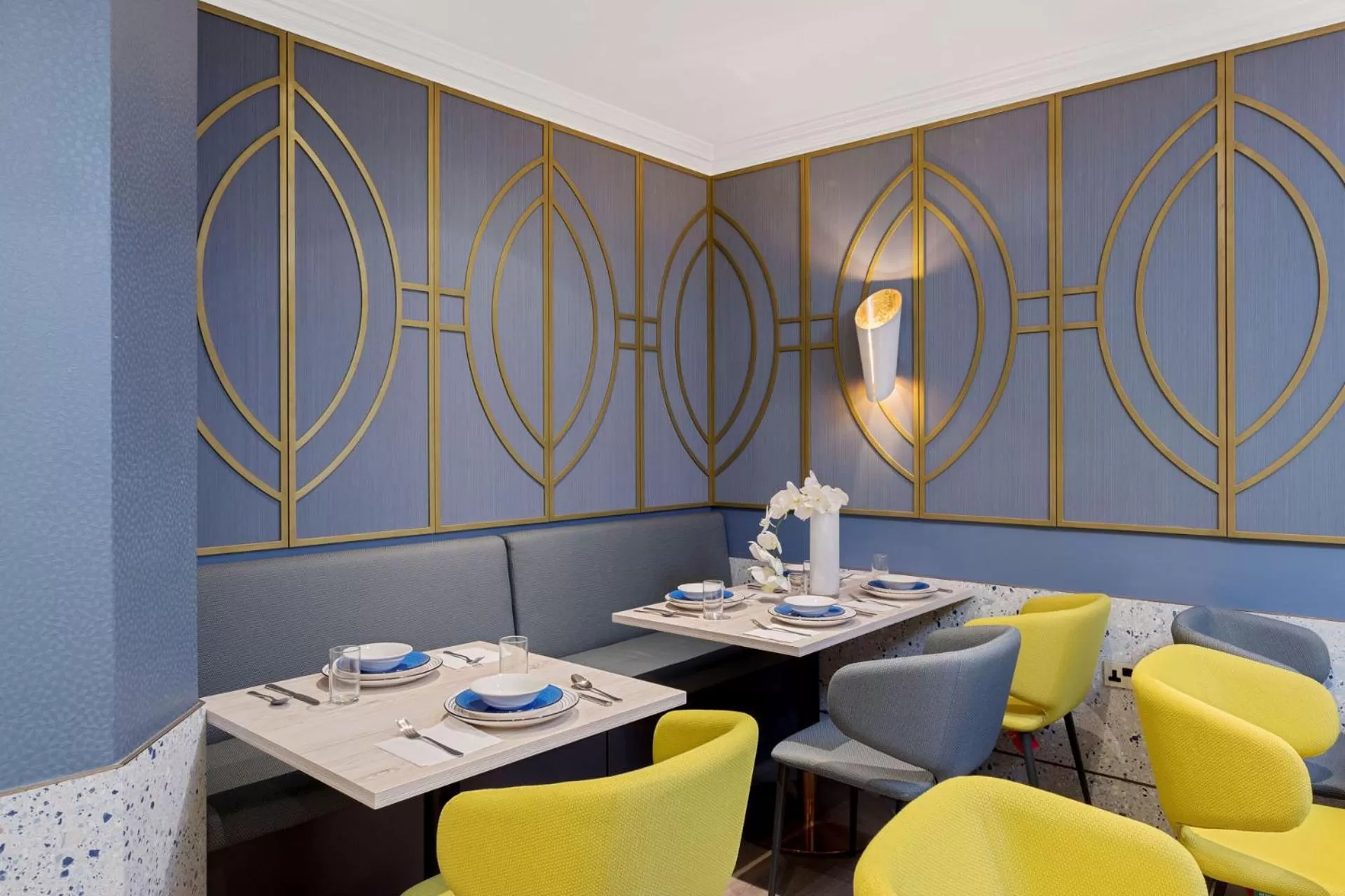 Restaurant/places to eat in Commodore Hotel