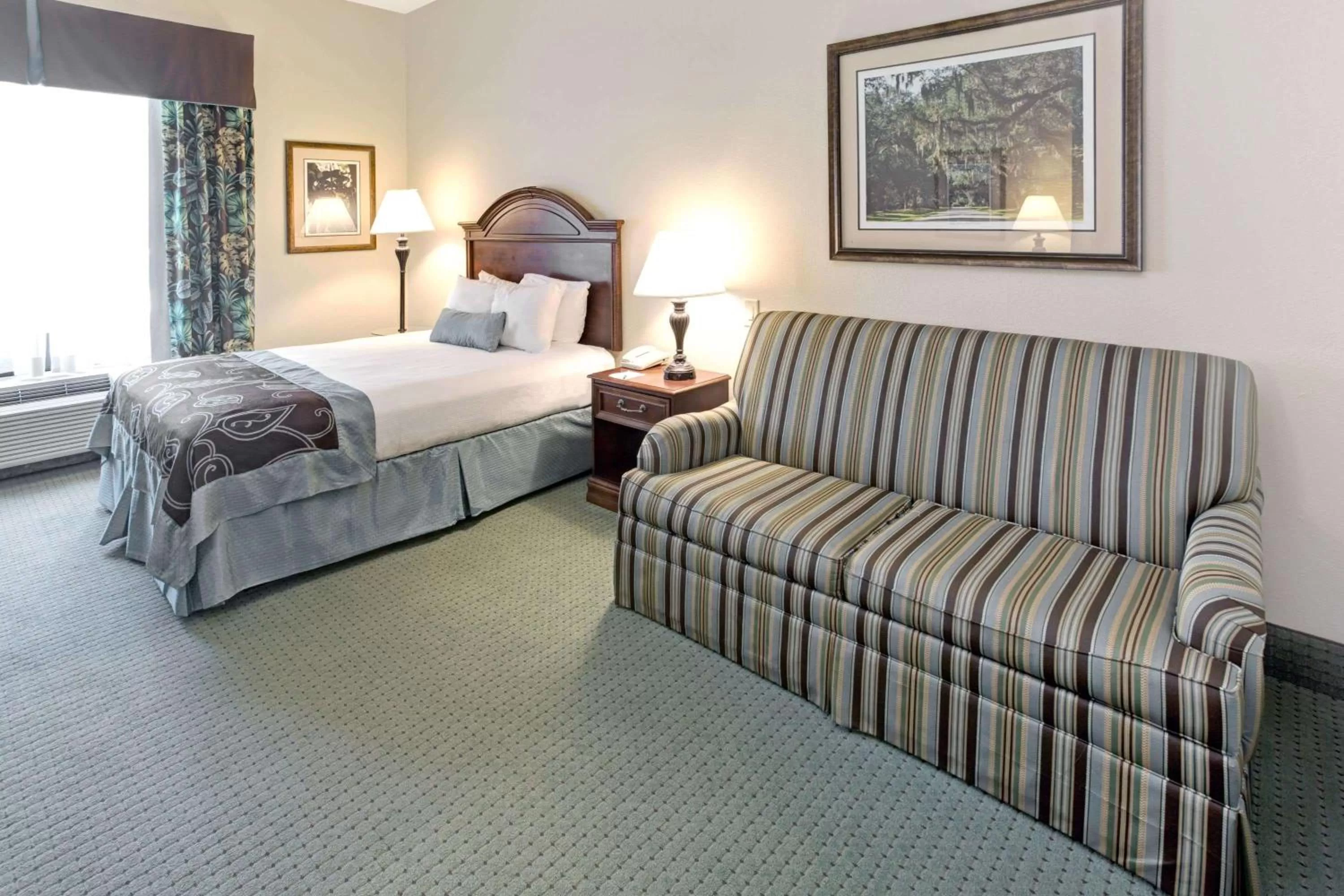 Photo of the whole room, Bed in Wingate by Wyndham Charleston Southern University