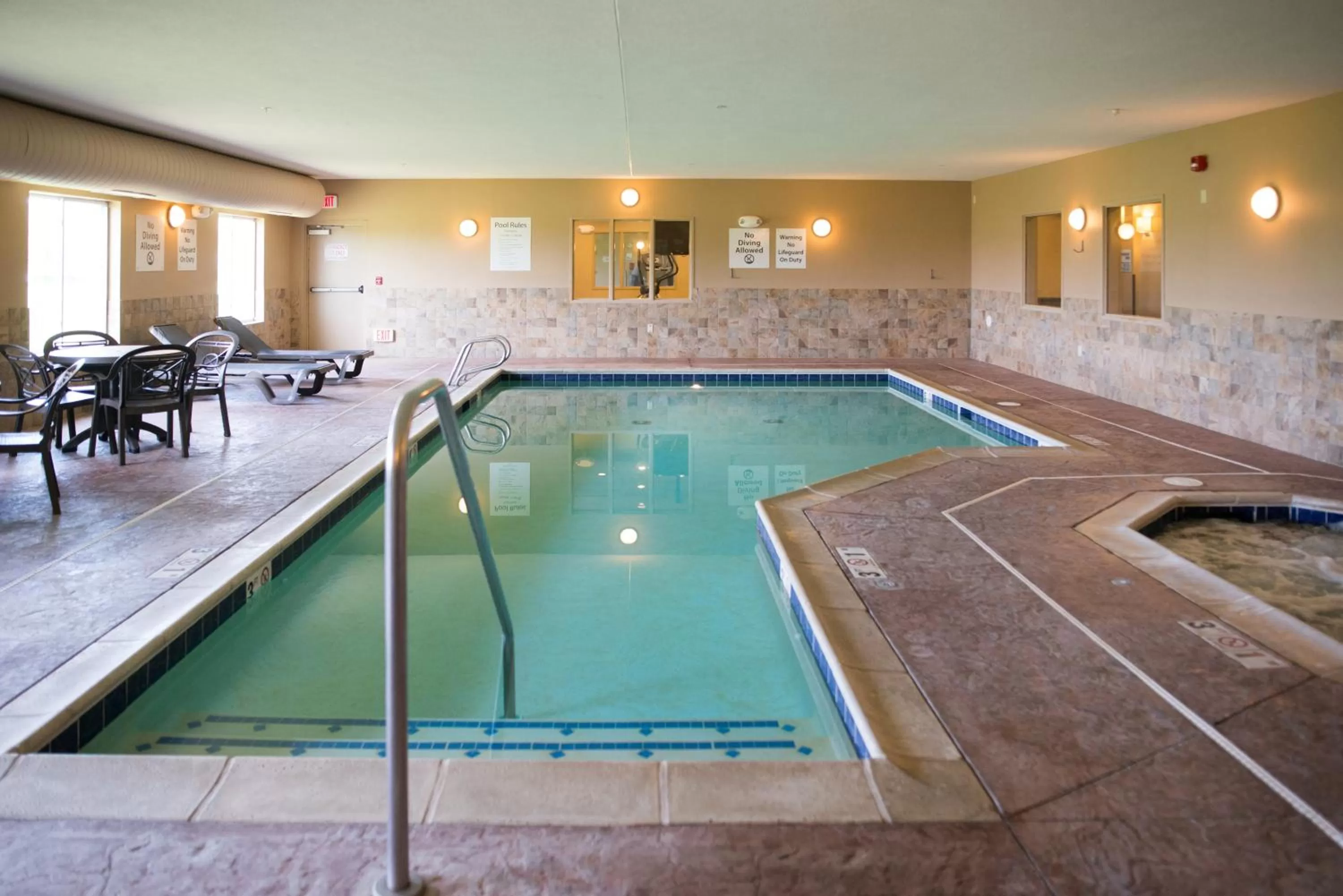 Swimming pool in Holiday Inn Express & Suites Northwood by IHG