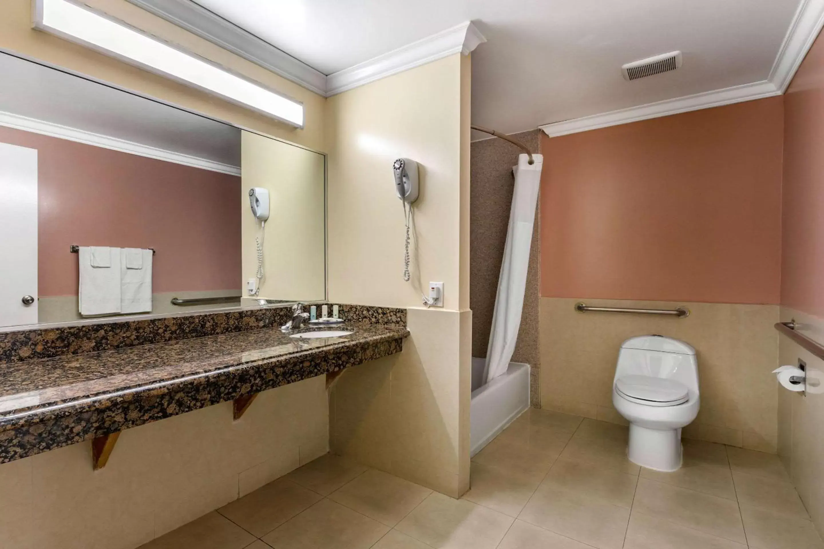 Bathroom in Quality Inn Lomita-Los Angeles South Bay