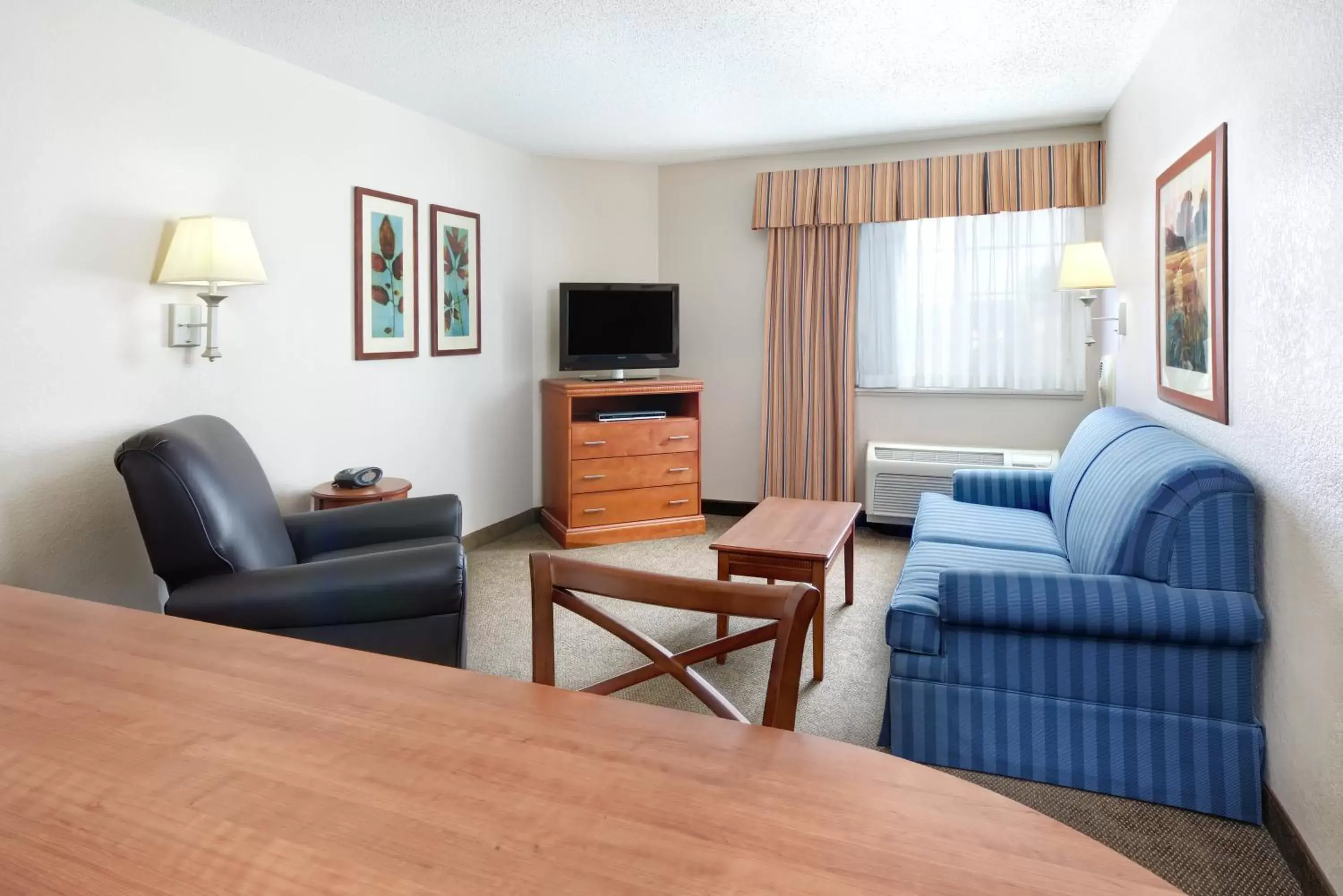 Photo of the whole room, Seating Area in Candlewood Suites Kenosha, an IHG Hotel