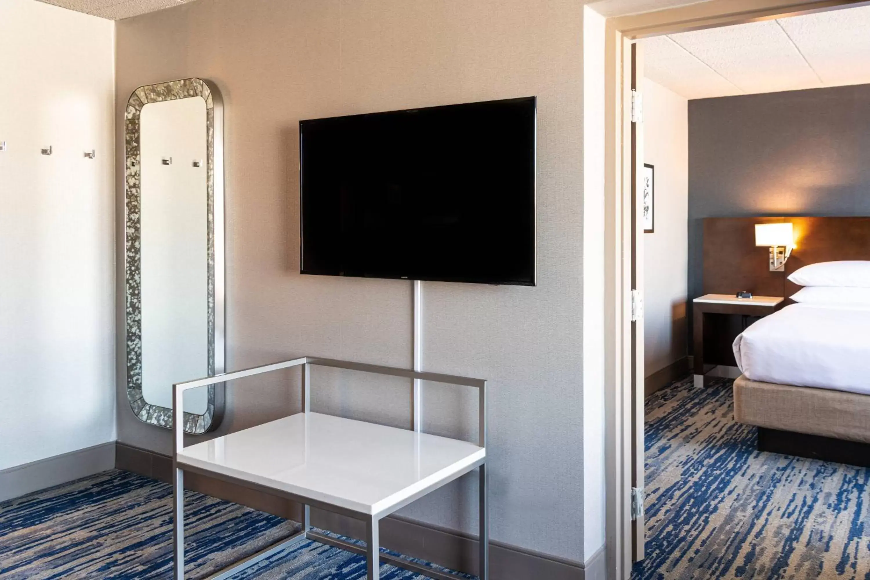 Bedroom, TV/Entertainment Center in Delta Hotels by Marriott Detroit Metro Airport