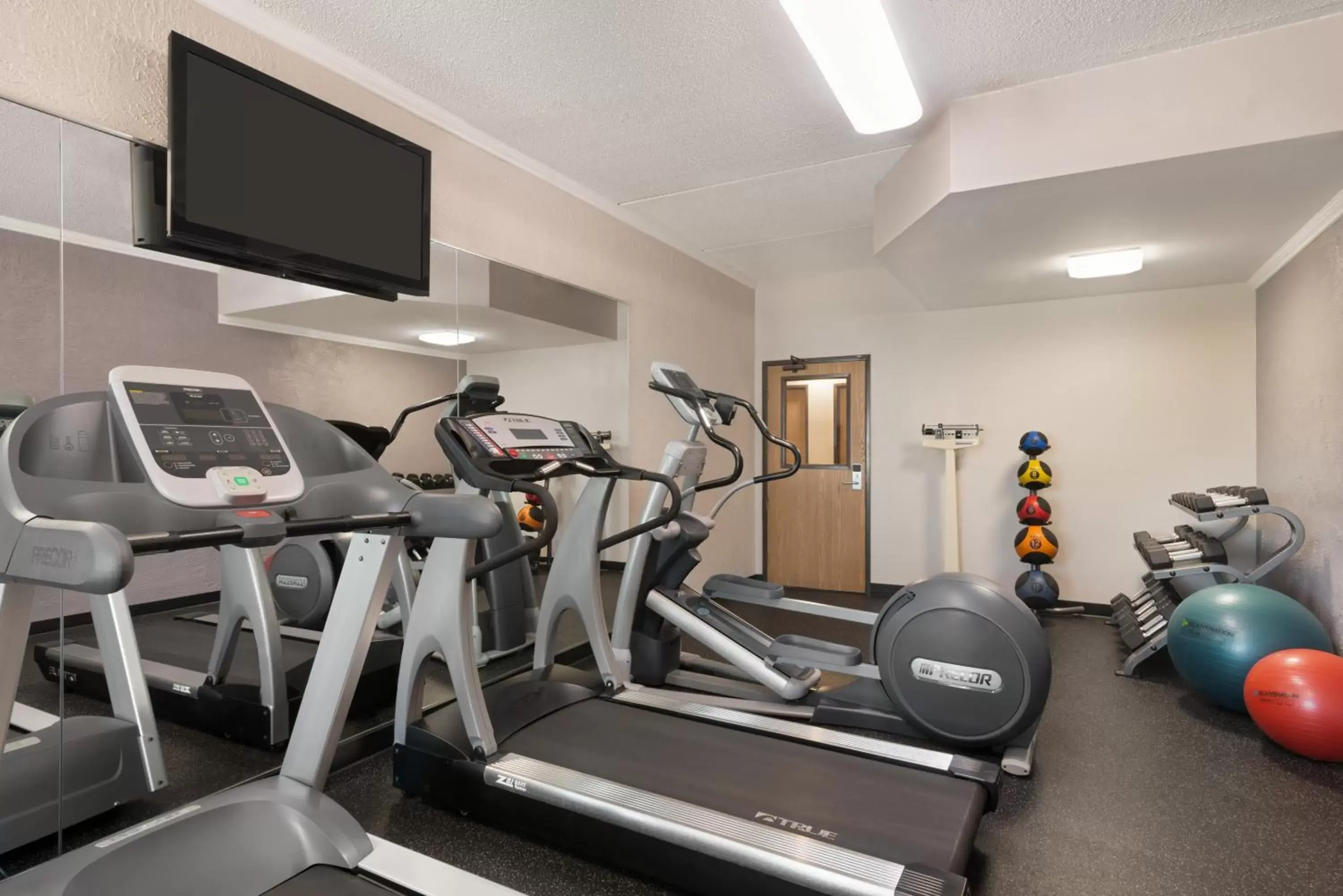 Fitness centre/facilities, Fitness Center/Facilities in Country Inn & Suites by Radisson, Mt. Pleasant-Racine West, WI