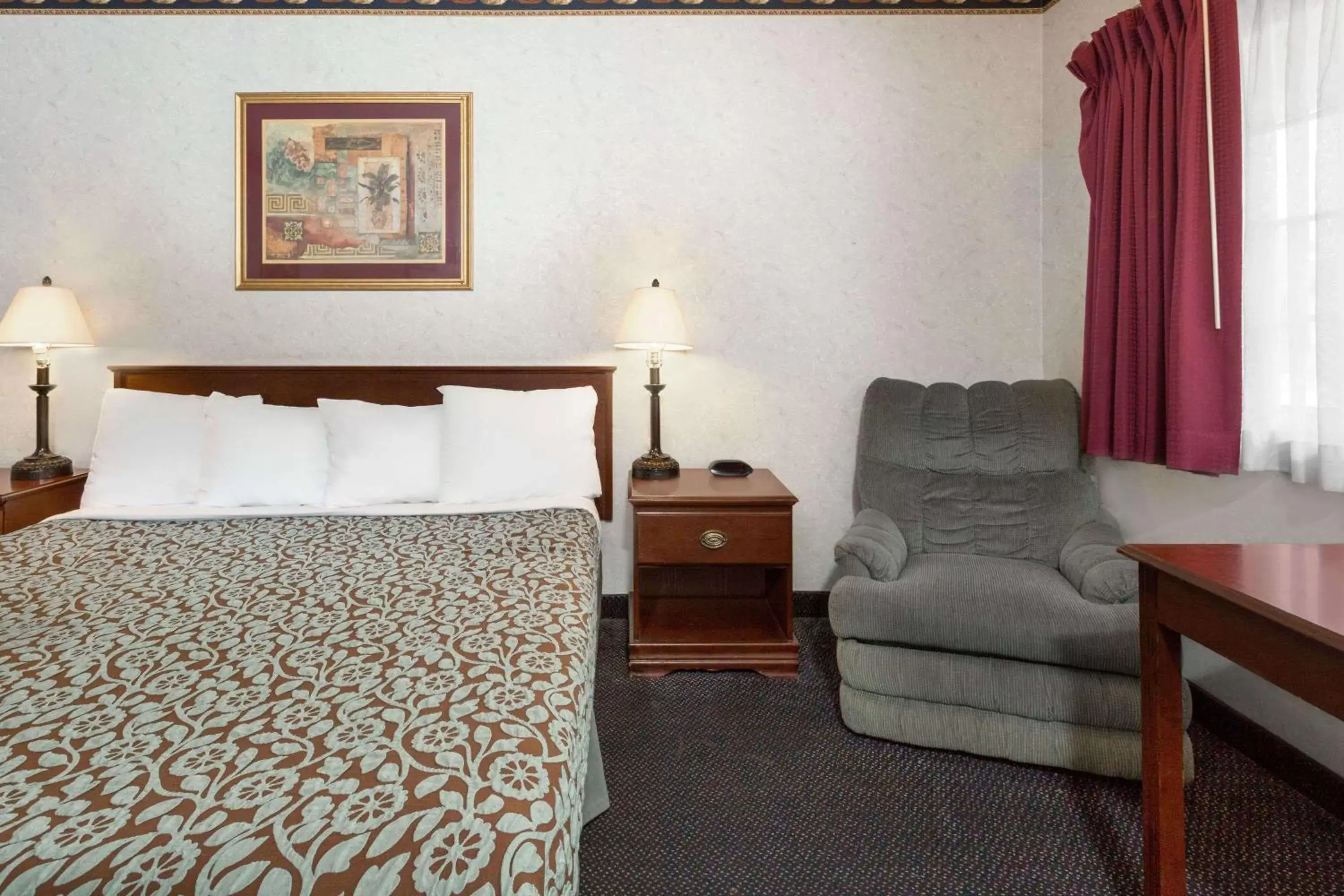 Photo of the whole room, Bed in Sunset Inn