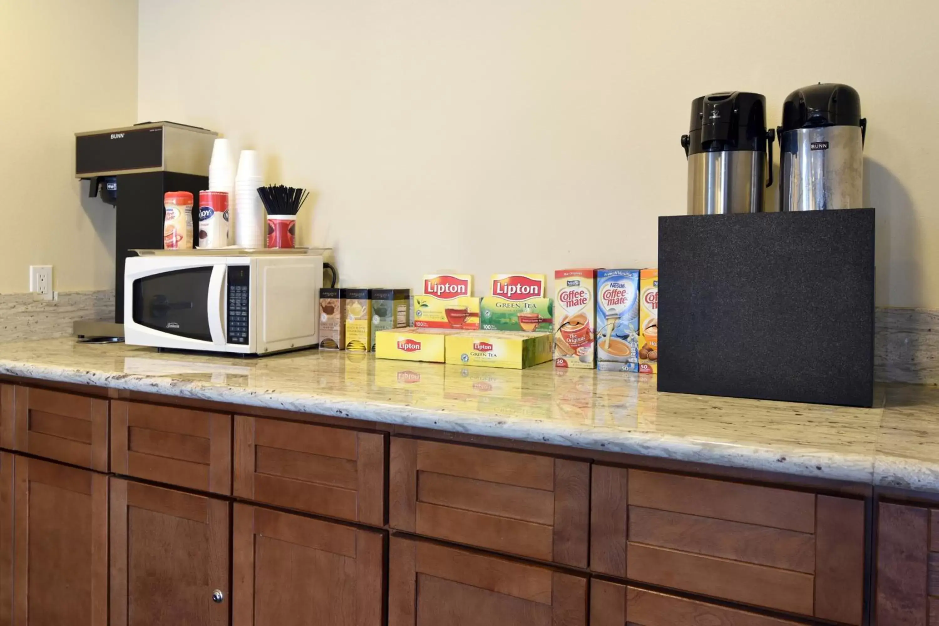 Coffee/tea facilities, Kitchen/Kitchenette in Red Roof Inn Bakersfield