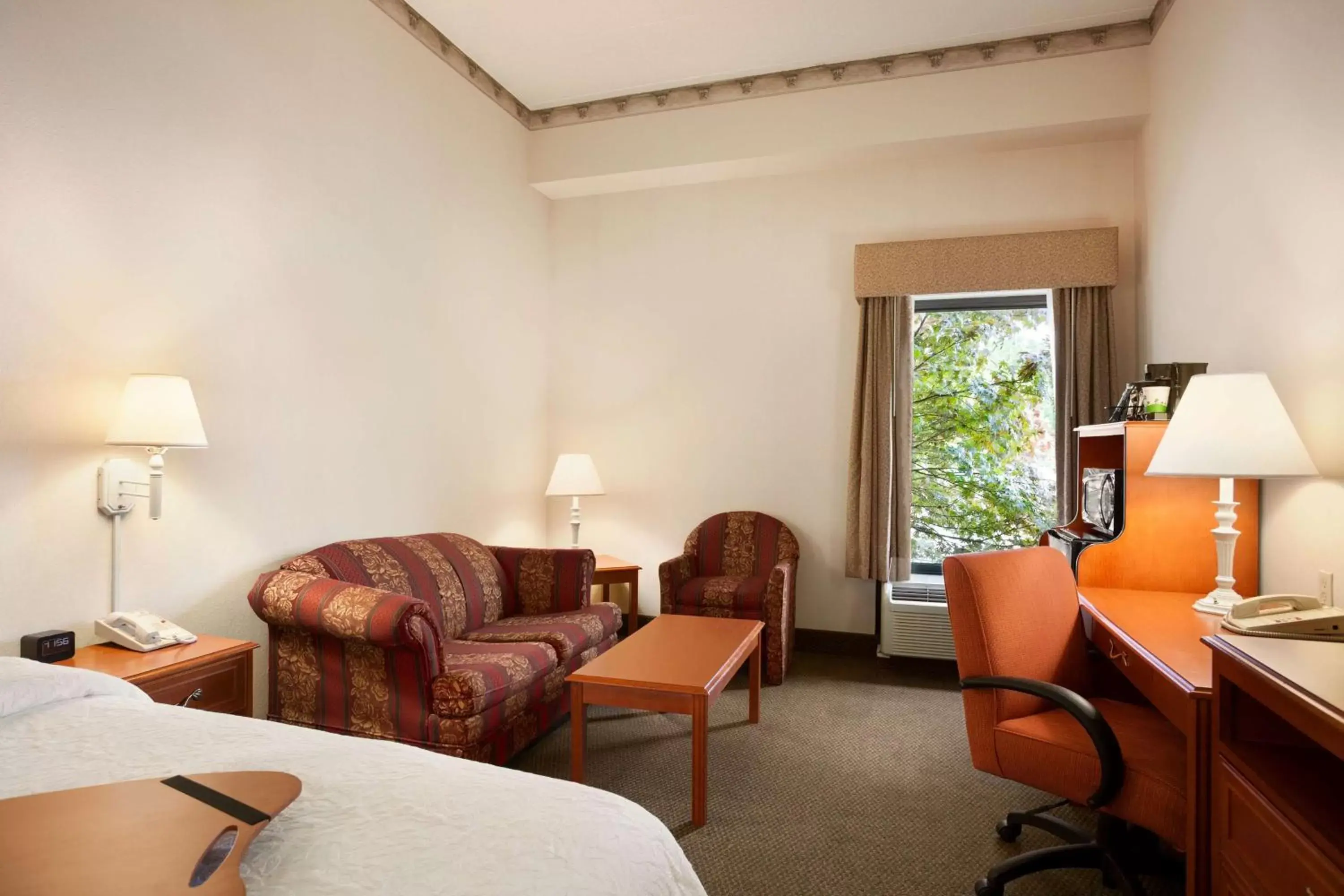 Bed, Seating Area in Hampton Inn Quakertown