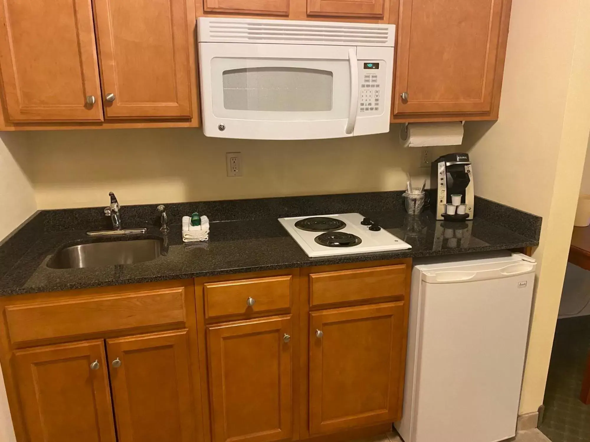 Kitchen/Kitchenette in White River Inn & Suites