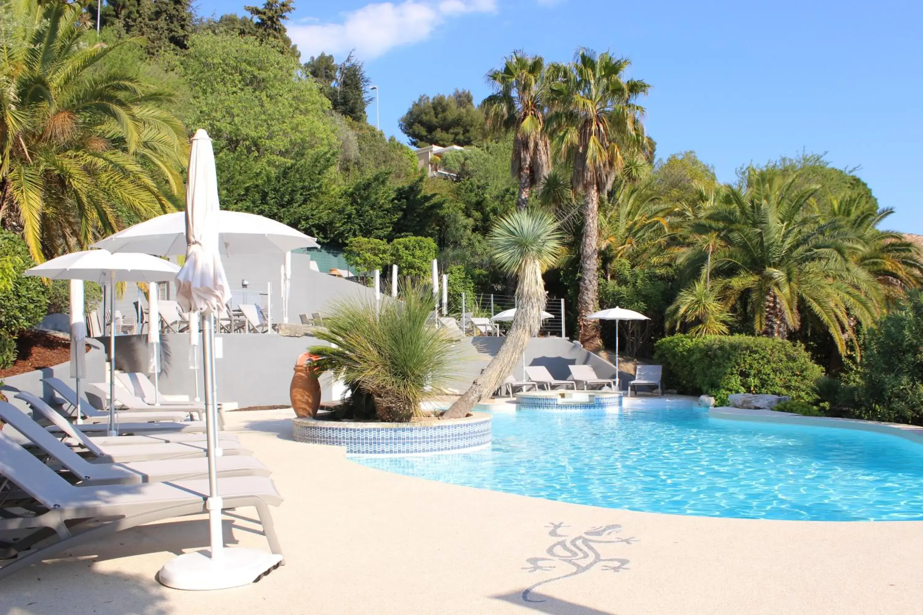 Swimming Pool in Royal Cottage