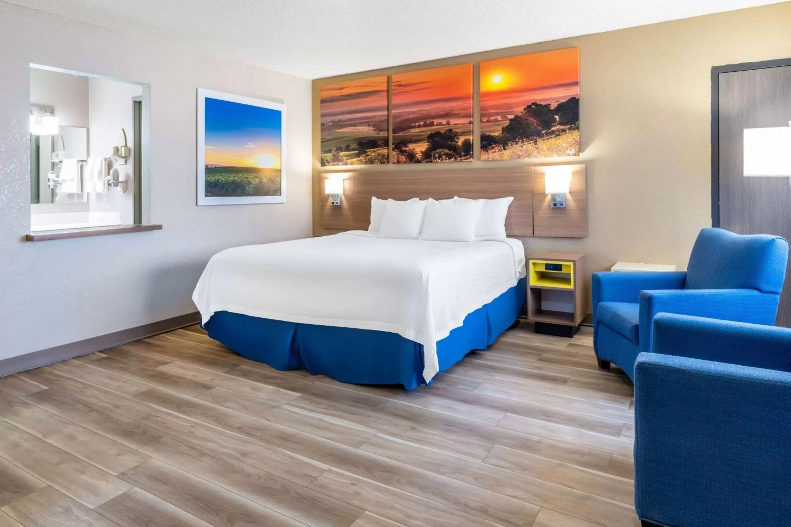 Photo of the whole room, Bed in Days Inn by Wyndham Sioux Falls Airport