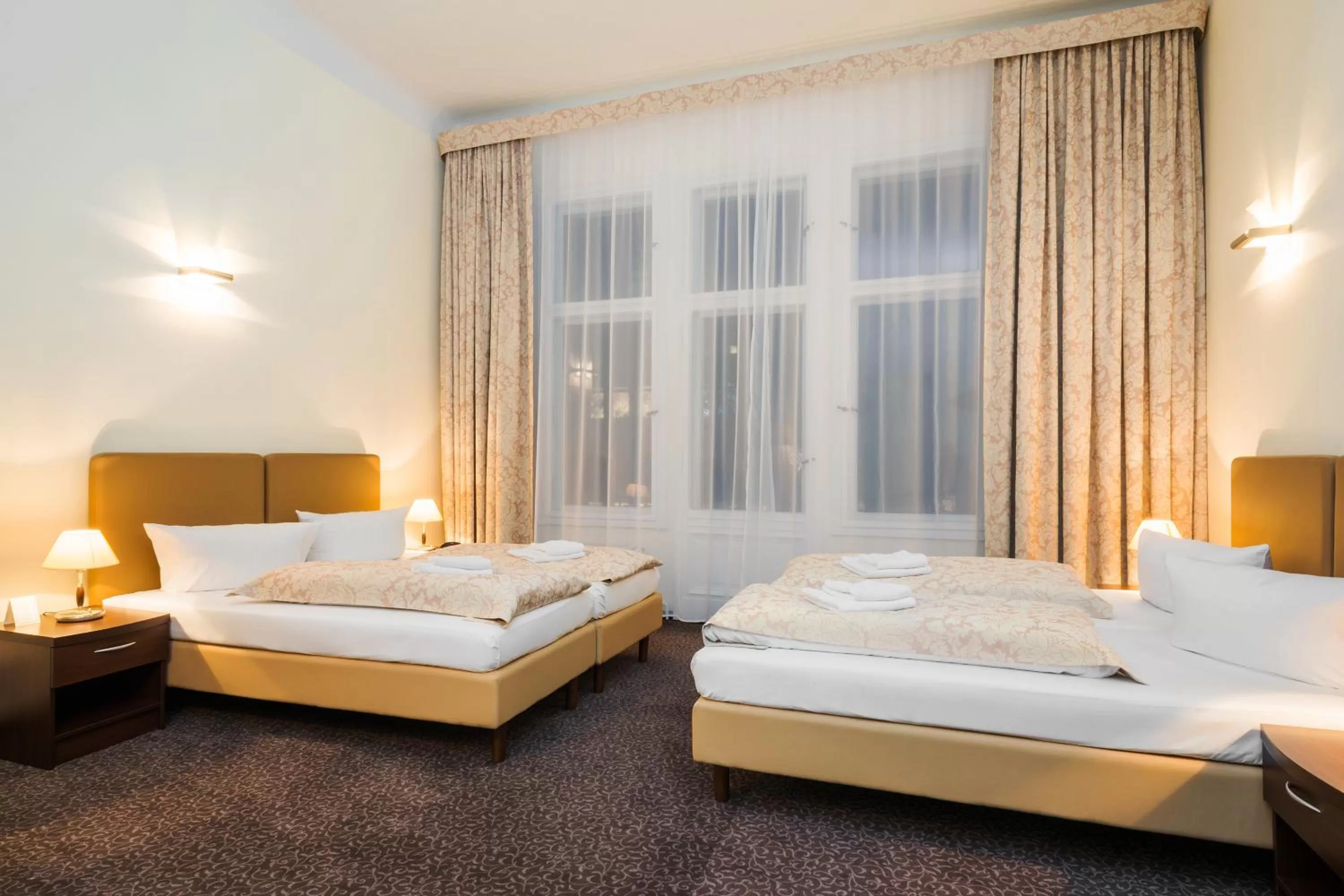 Photo of the whole room, Bed in Upper Room Hotel Kurfürstendamm