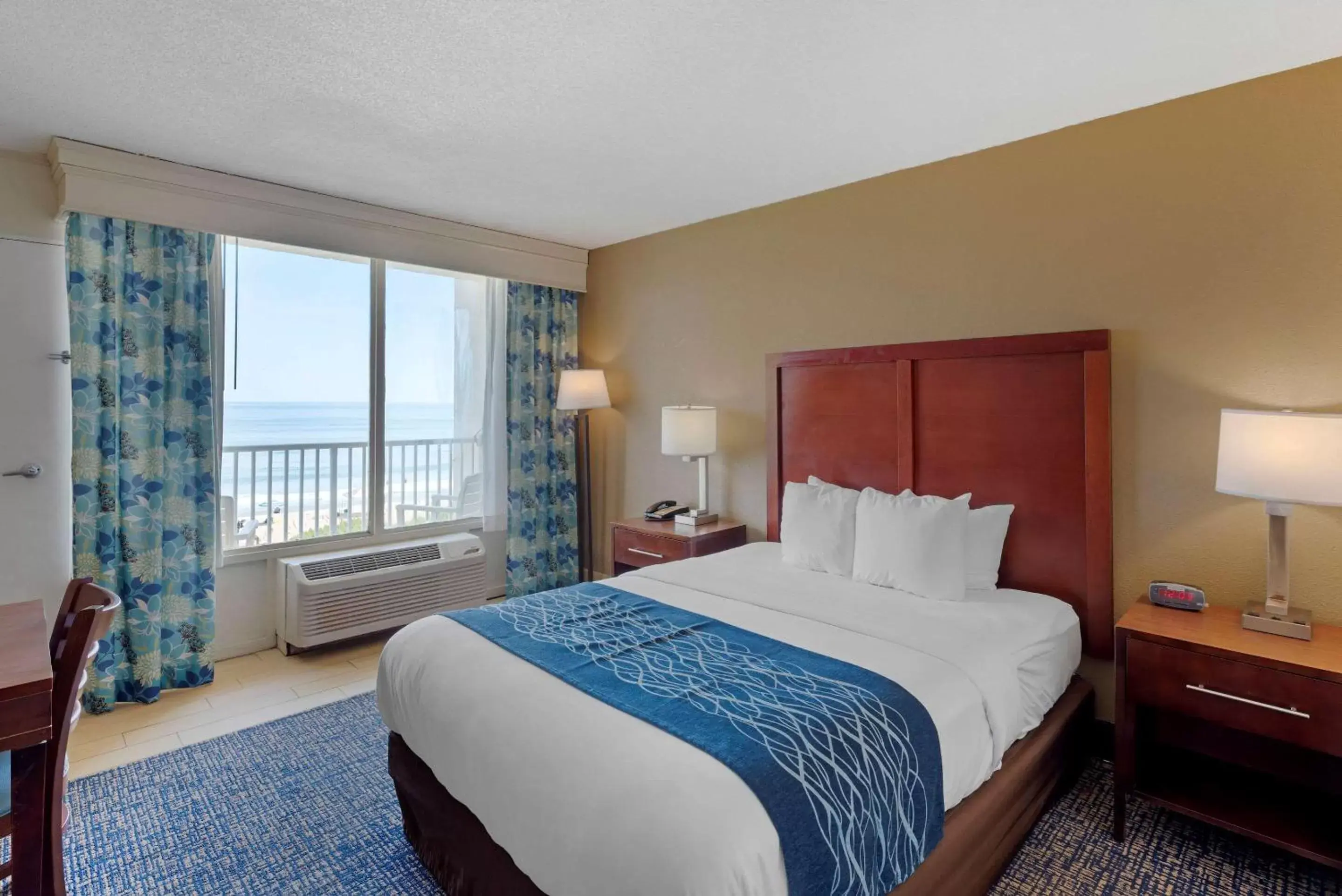 Photo of the whole room, Bed in Comfort Inn on the Ocean