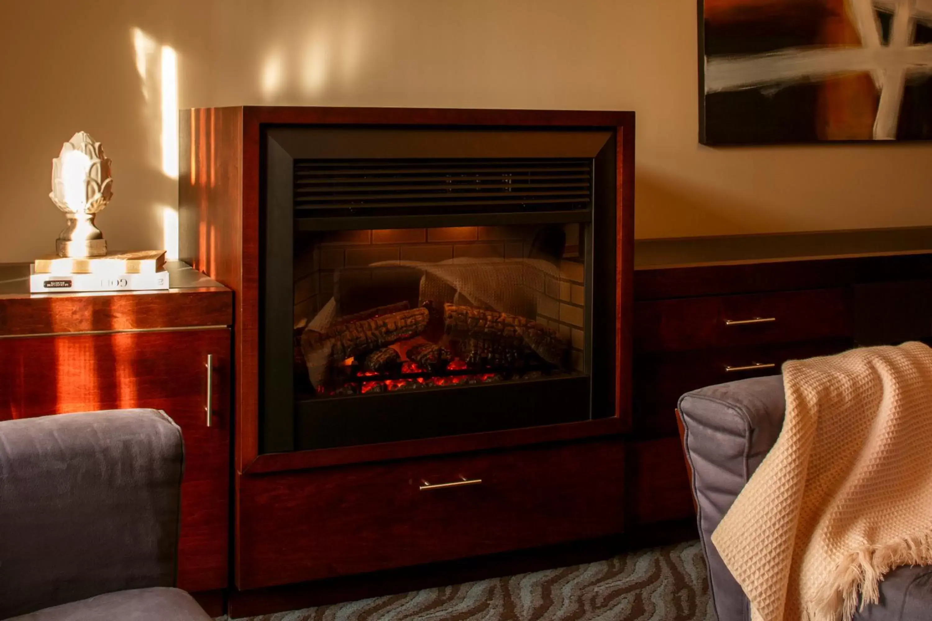 Seating area, TV/Entertainment Center in Hotel Nelligan