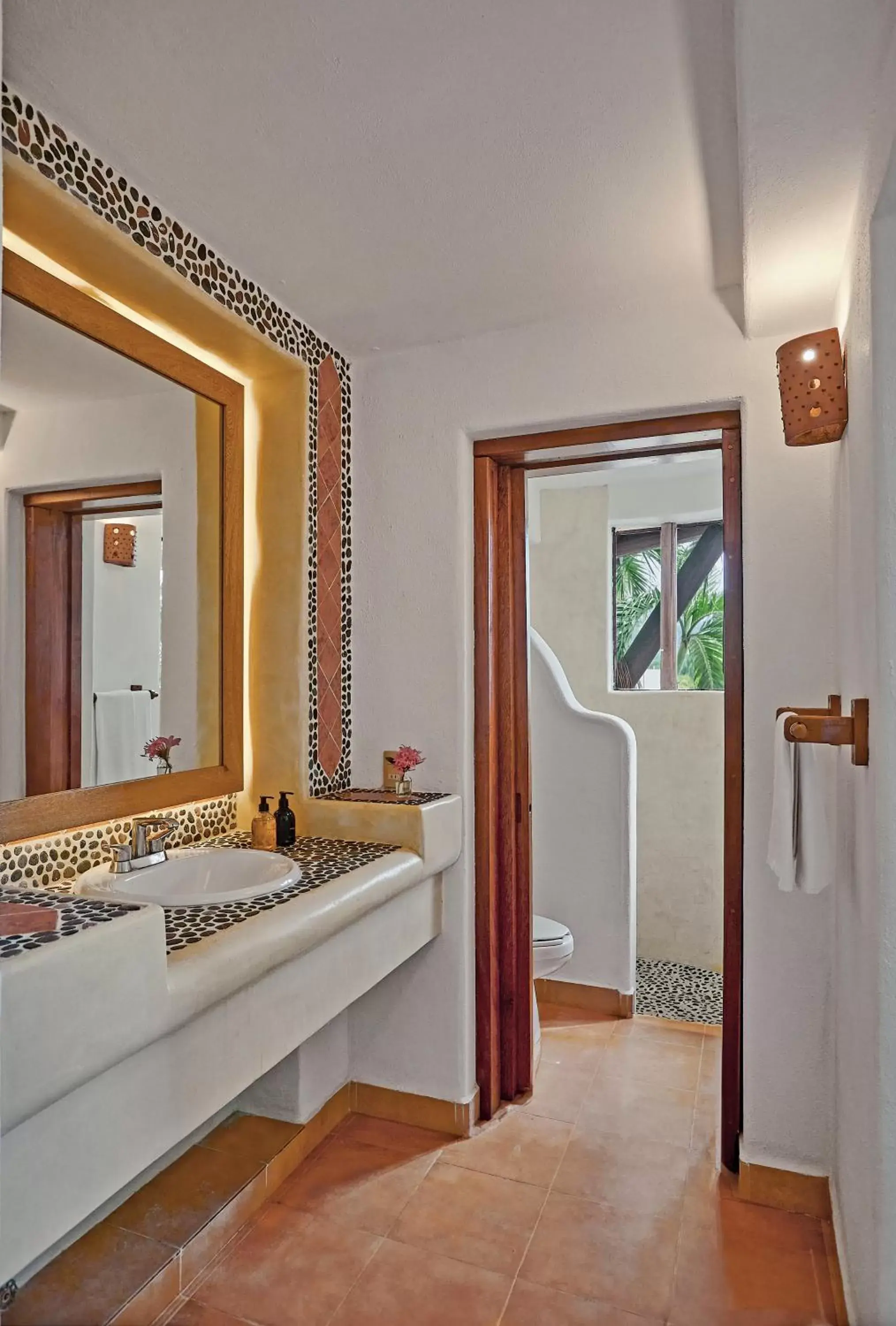 Living room, Bathroom in La Villa Luz (sólo adultos)