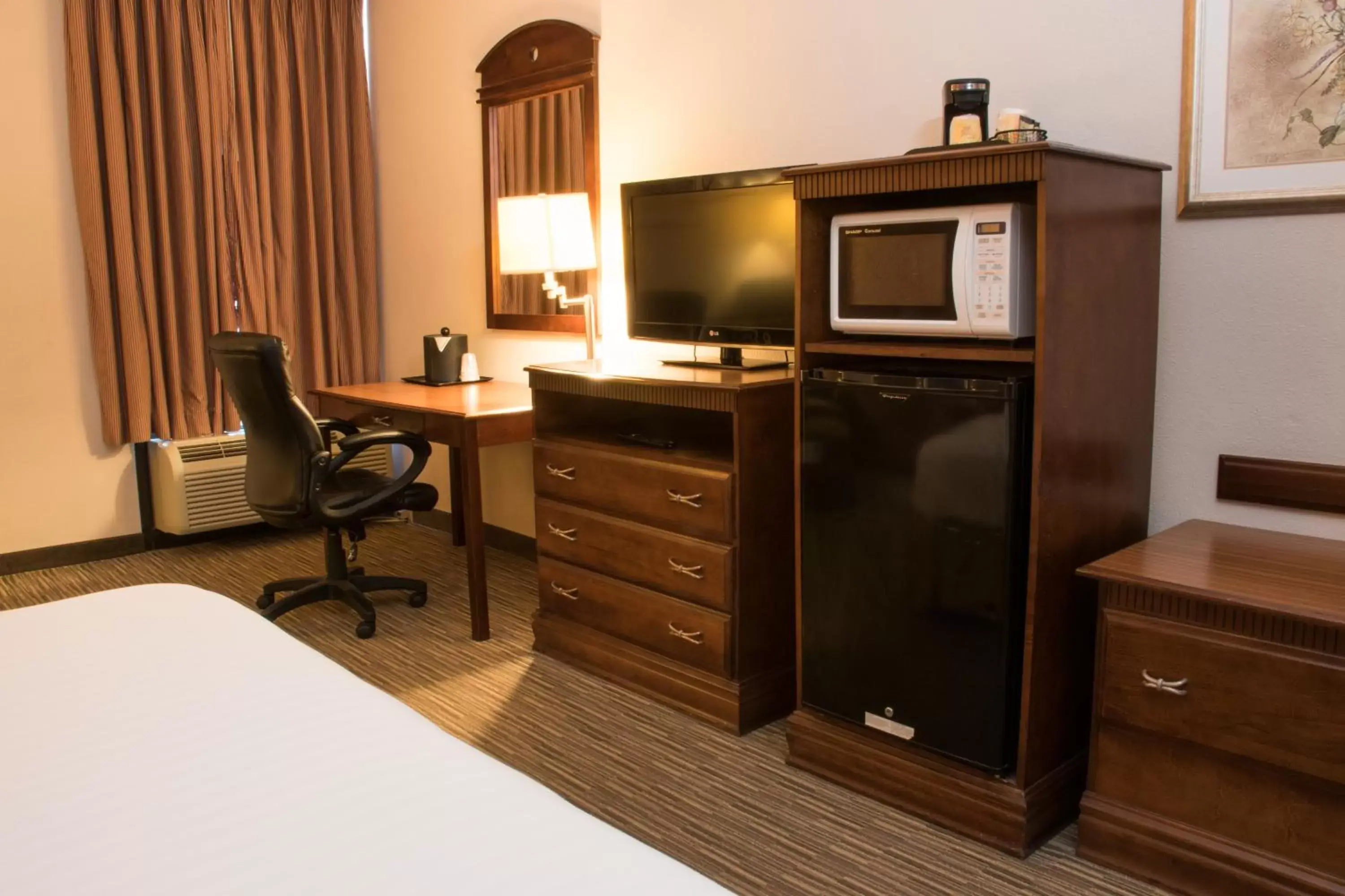 Bedroom, TV/Entertainment Center in Greenstay Hotel & Suites Central