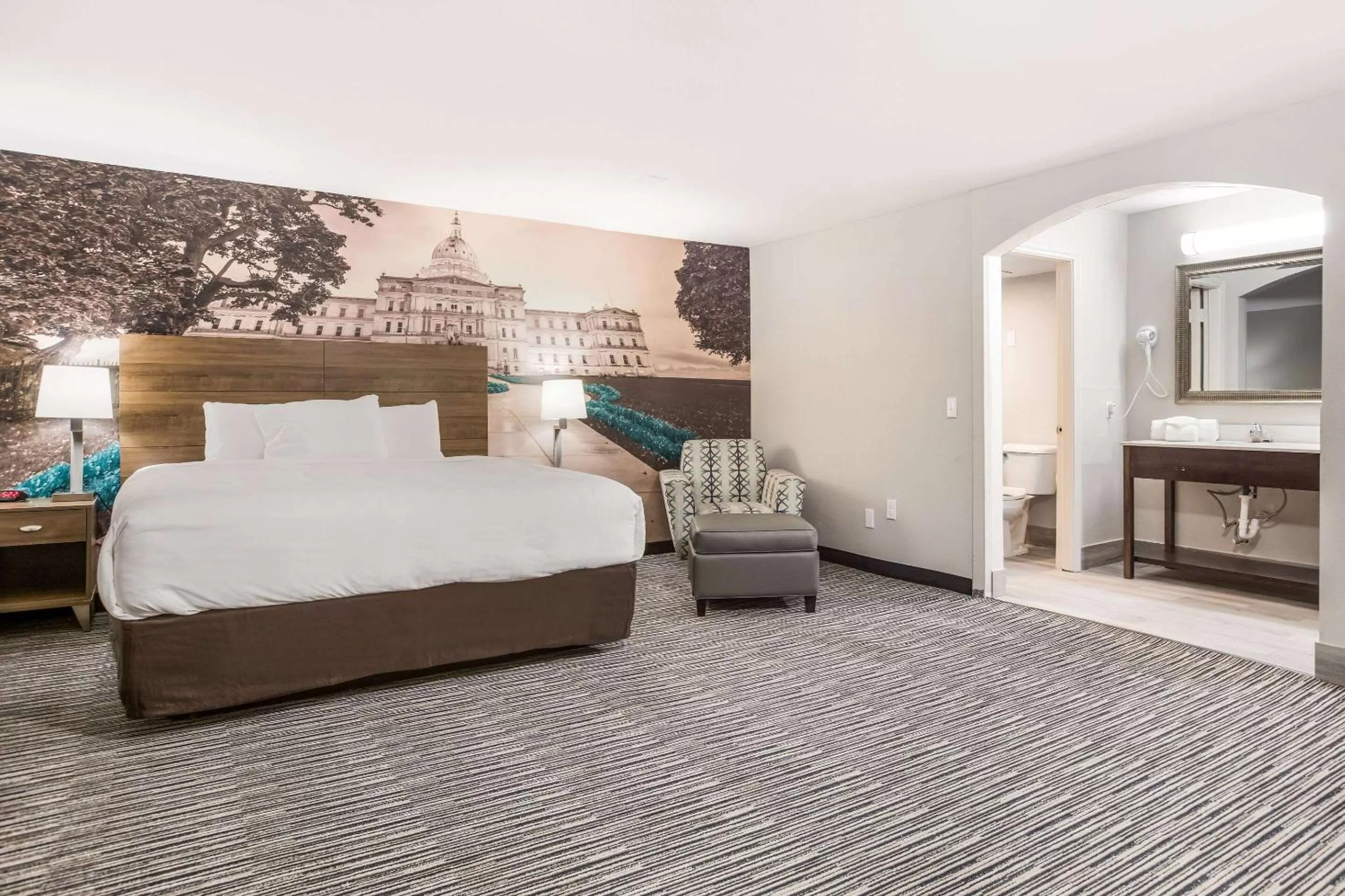 Photo of the whole room, Bed in Clarion Pointe East Lansing University Area