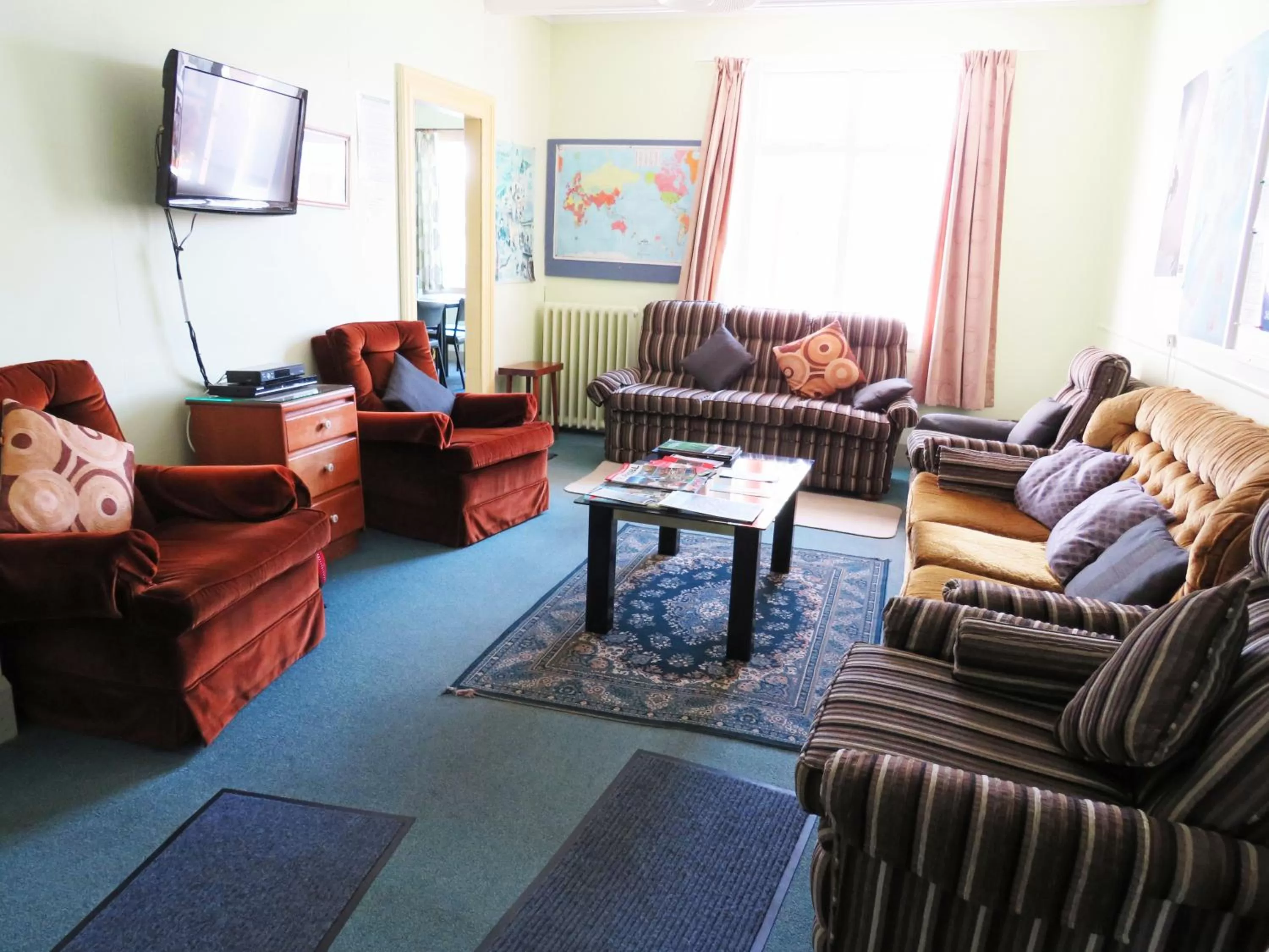 Communal lounge/ TV room in Braemar House B&B and YHA Hostel