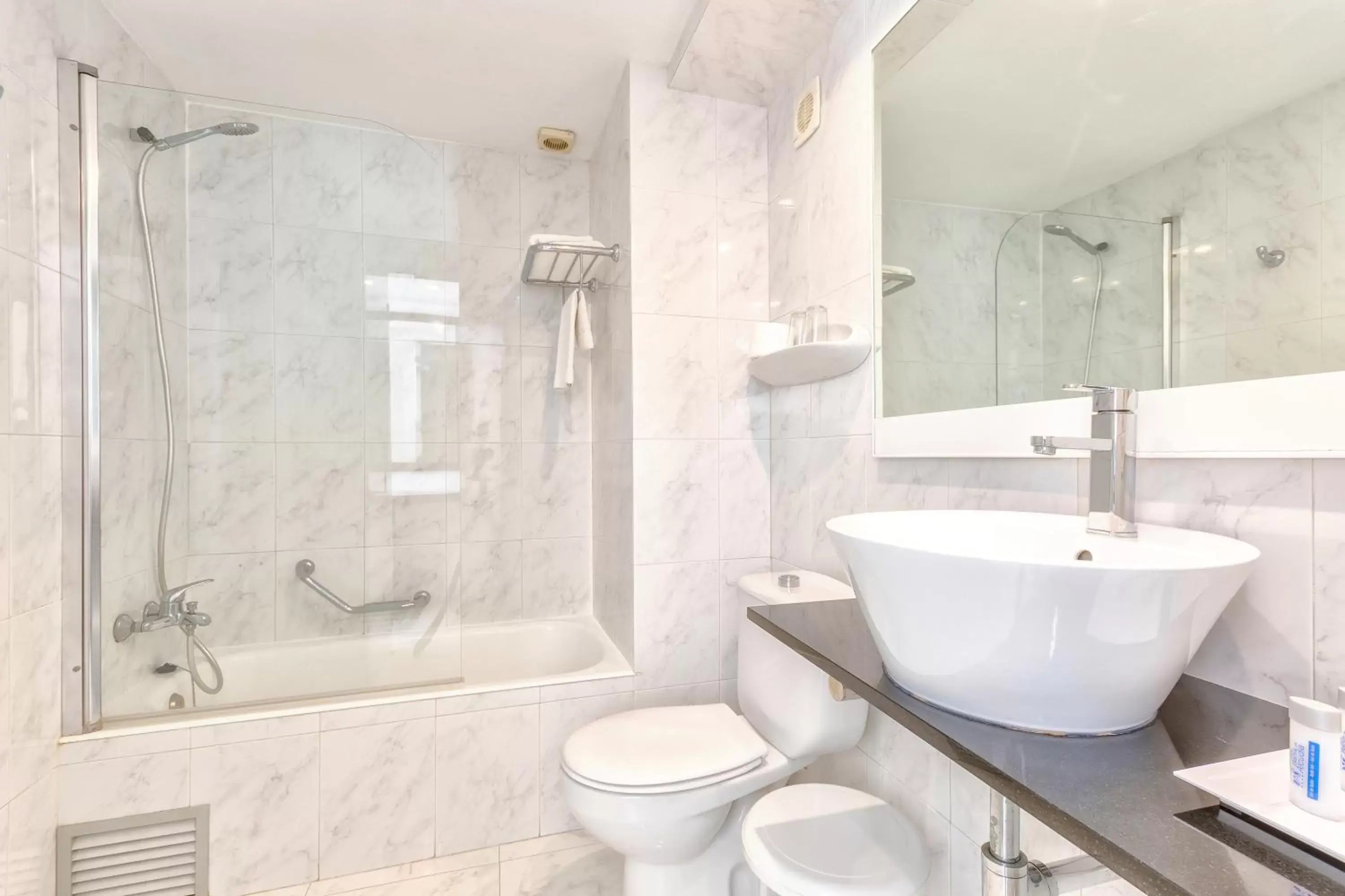 Toilet, Bathroom in Bahía de Alcudia Hotel & Spa