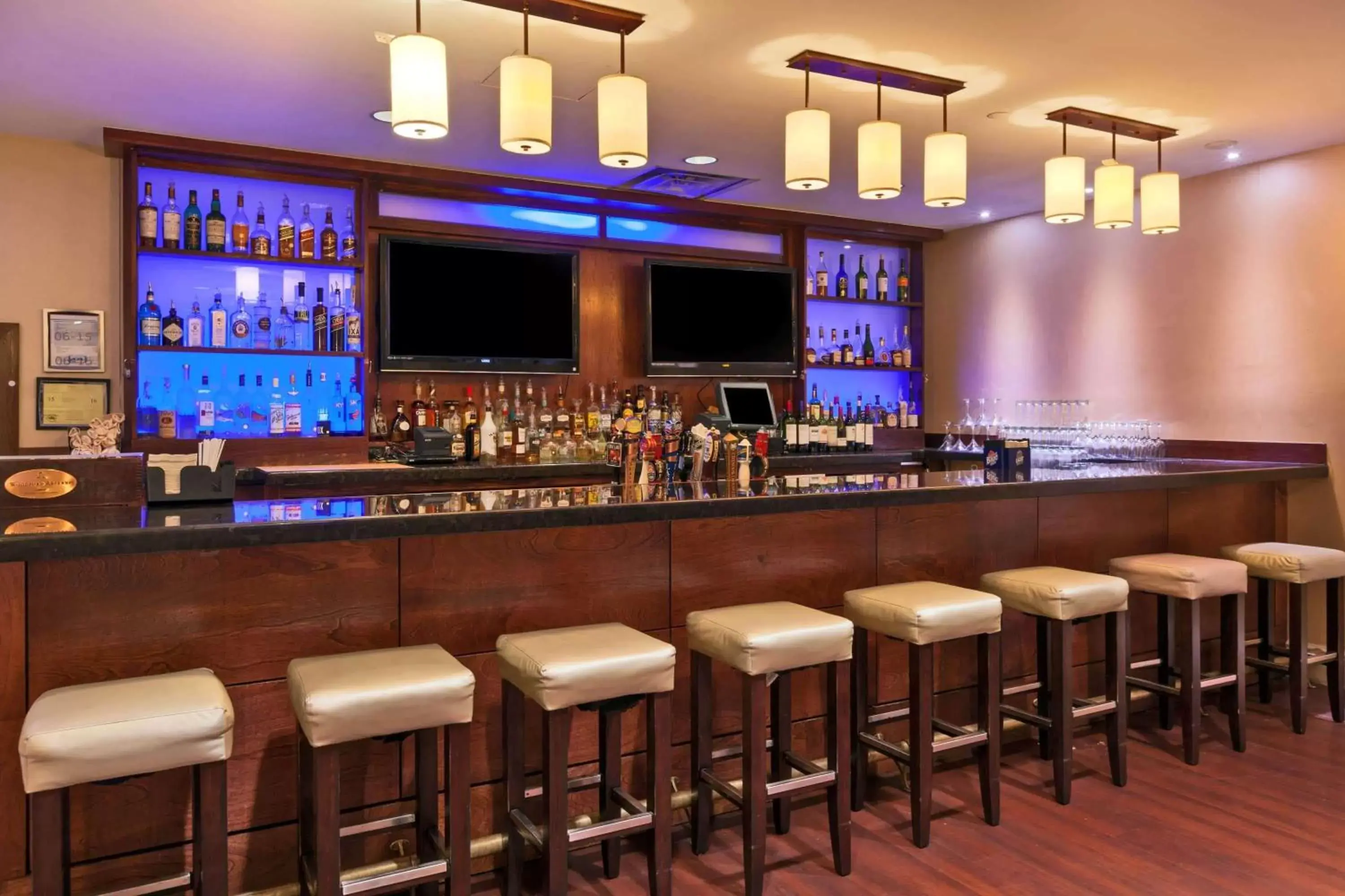 Lounge or bar in Wyndham Grand Pittsburgh Lounge or bar in Wyndham Grand Pittsburgh