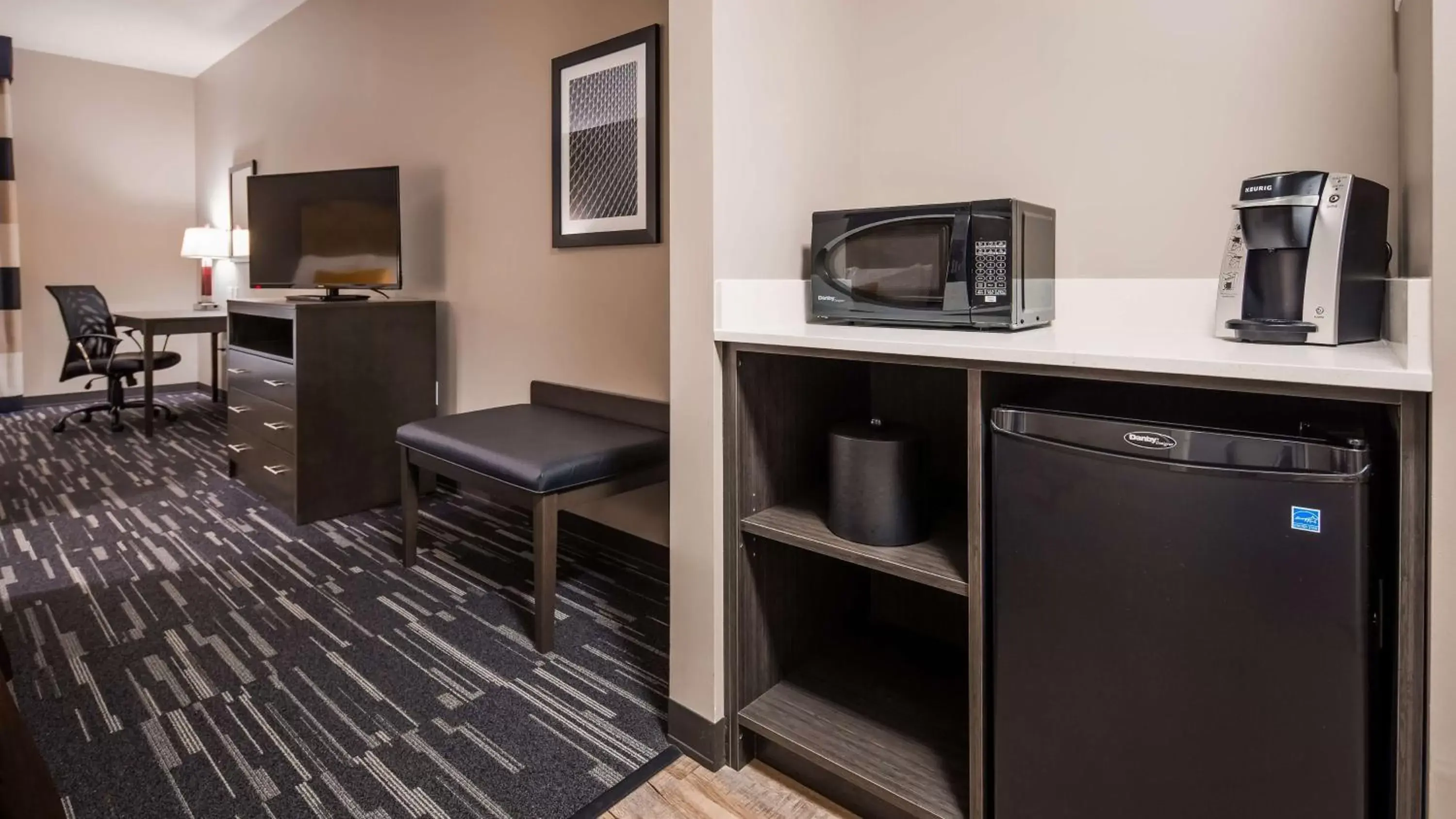 Photo of the whole room, Kitchen/Kitchenette in Best Western Plus Cranberry-Pittsburgh North